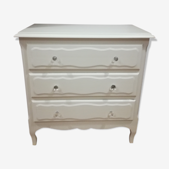 White chest of drawers