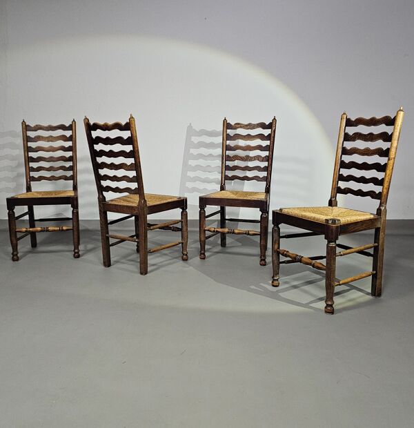 Ensemble de 4 chaises de salle à manger en chêne, rustiques, de ferme, à dossier en échelle avec sièges en jonc, années 1960