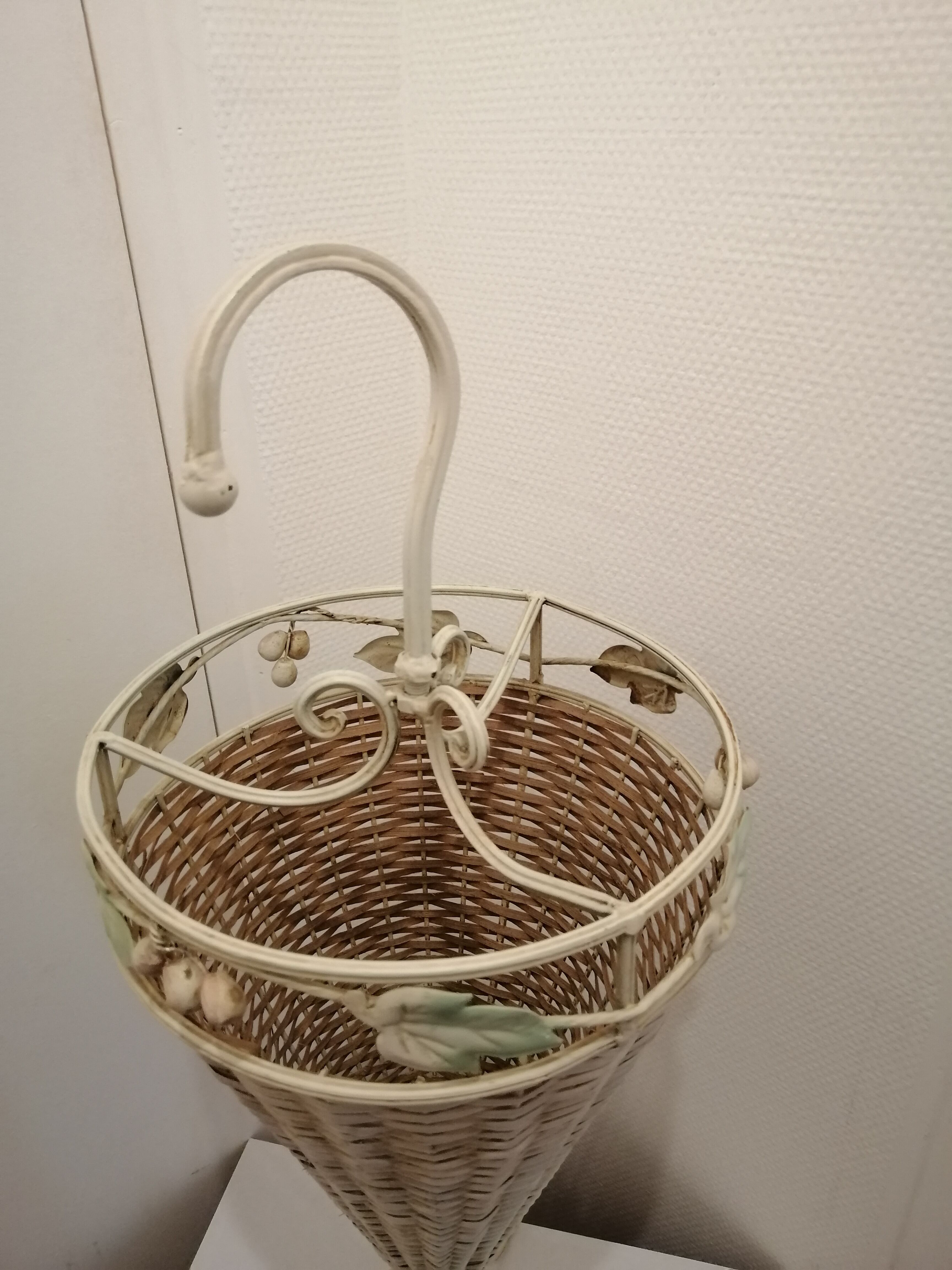 Umbrella holder in metal and wicker decor floral