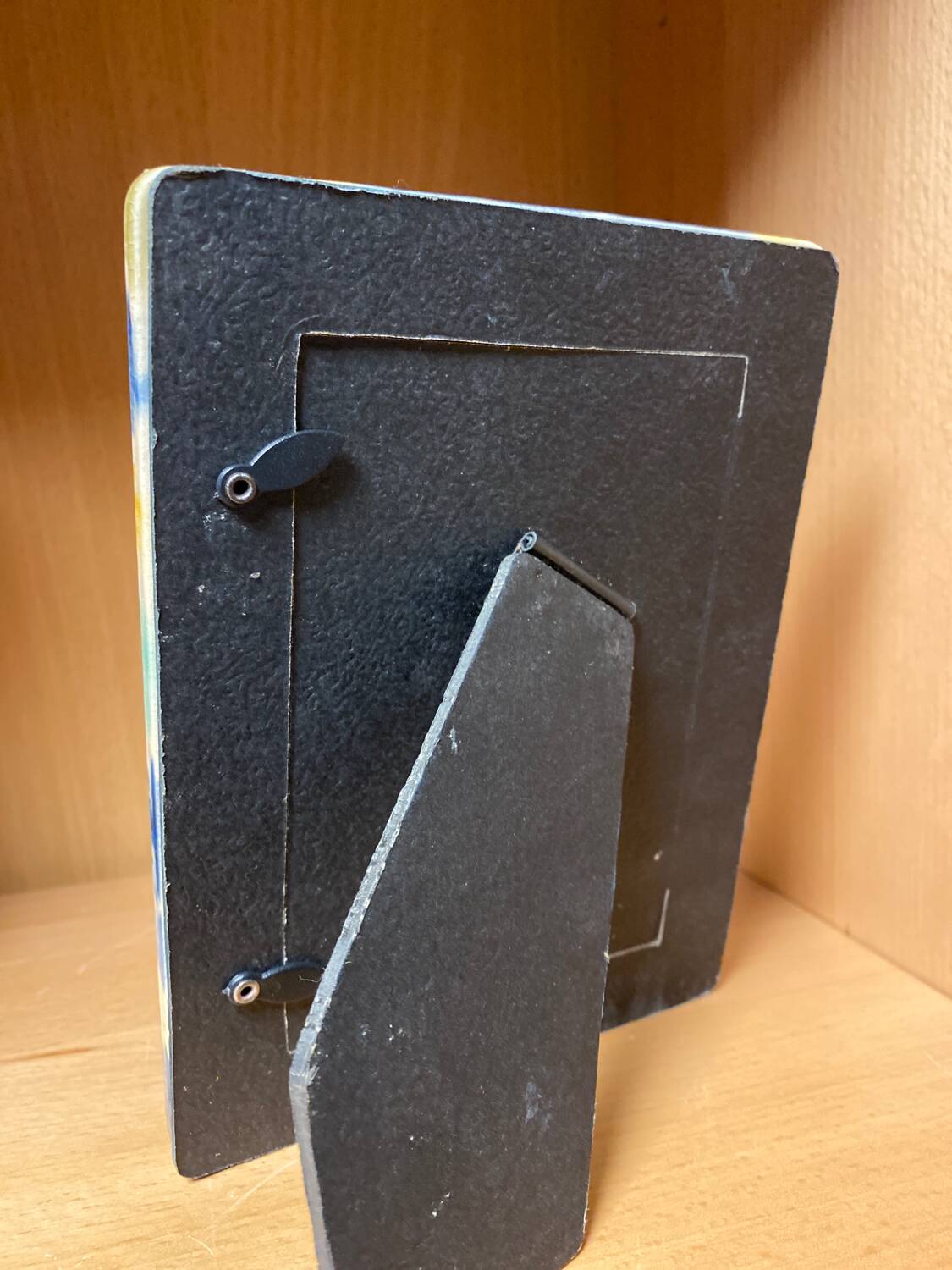 Enamelled ceramic frame