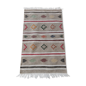 Tapis kilim gris à motifs berbères