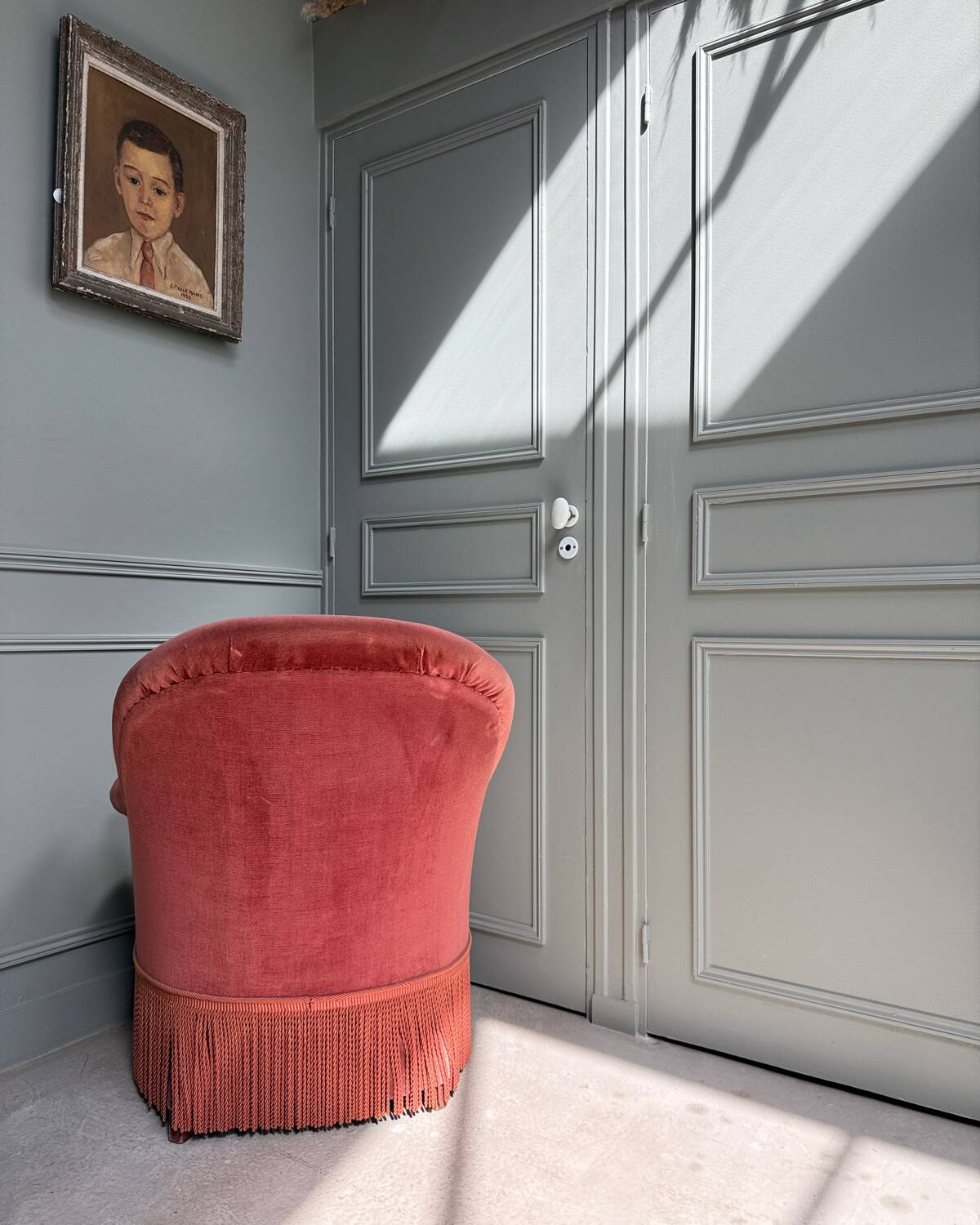 Pink velvet toad chair