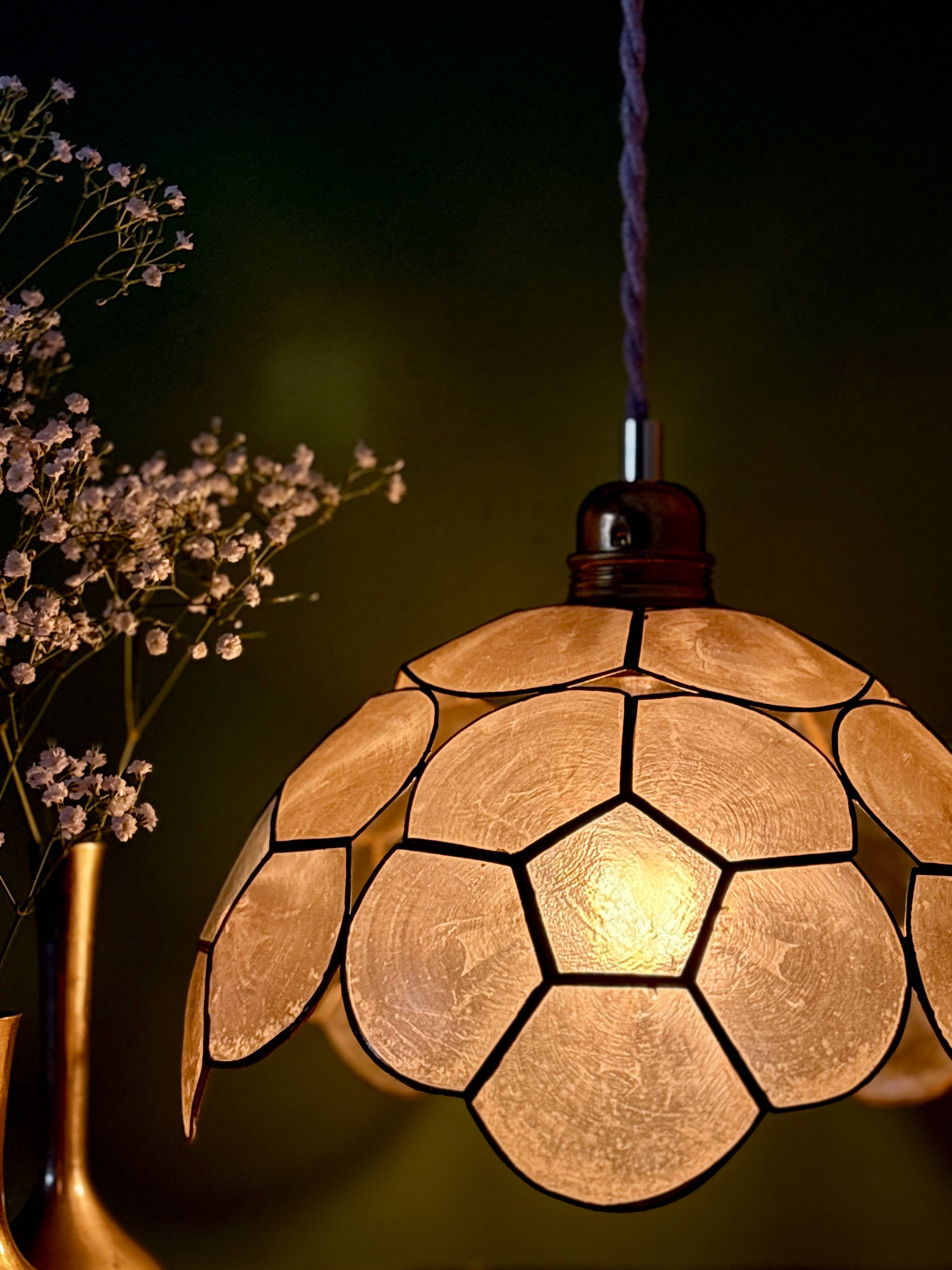 Suspension antique lampshade in beige and blue mother-of-pearl