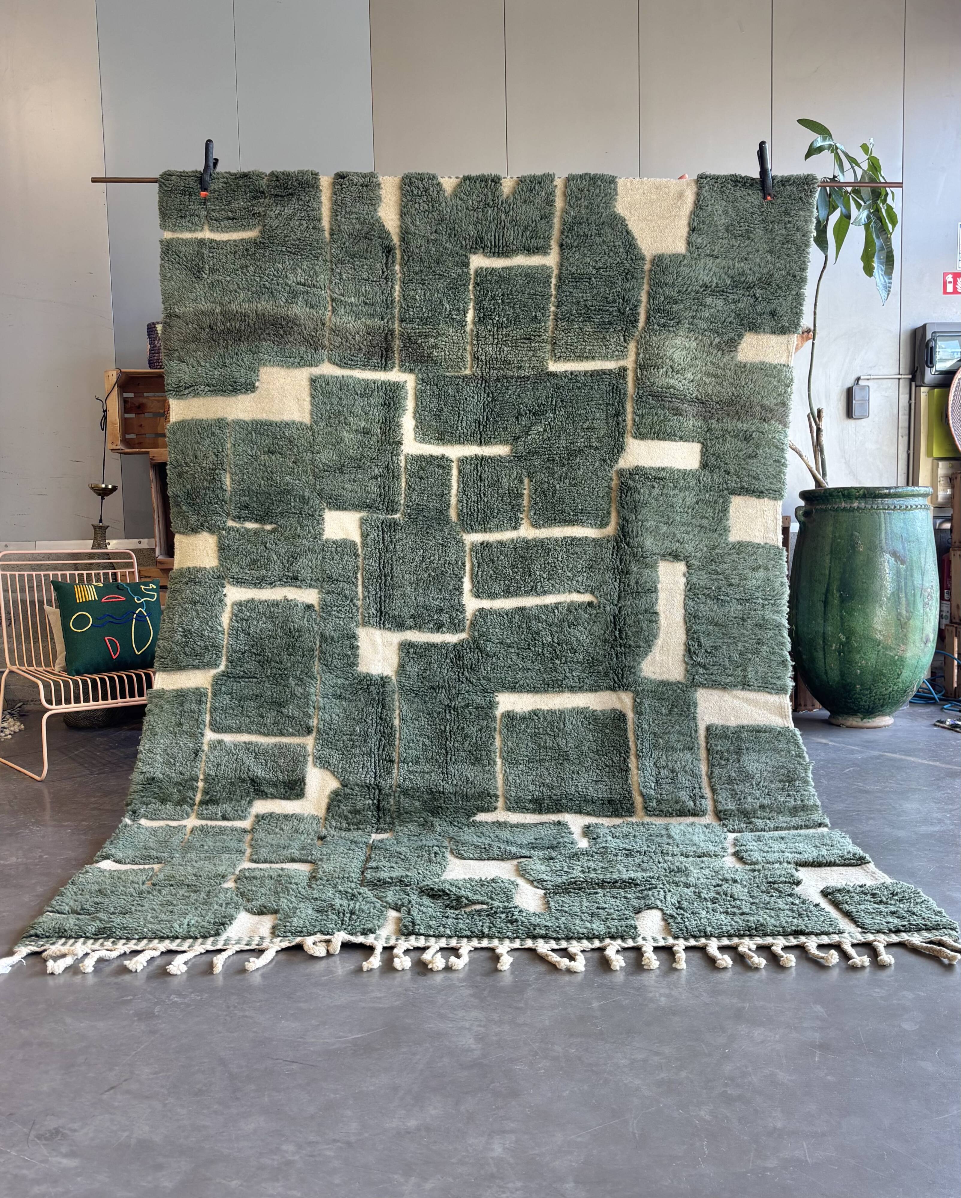 Moroccan Berber rug in green and white wool 200x300 cm – Designer rug con