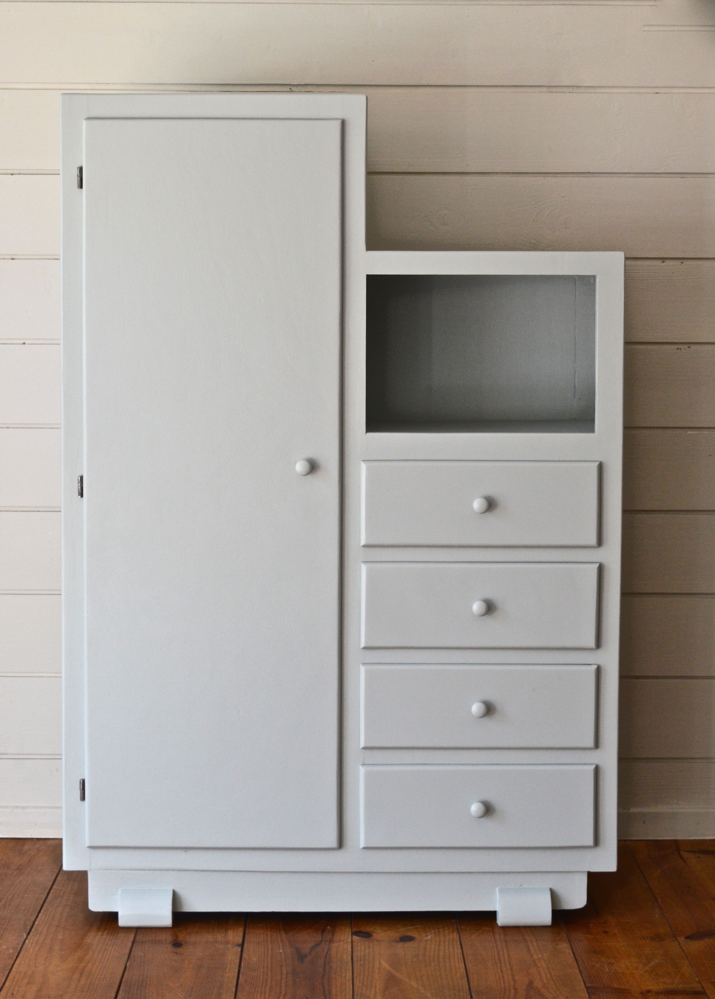 Asymmetrical cabinet