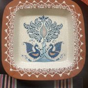 Dish for peacocks