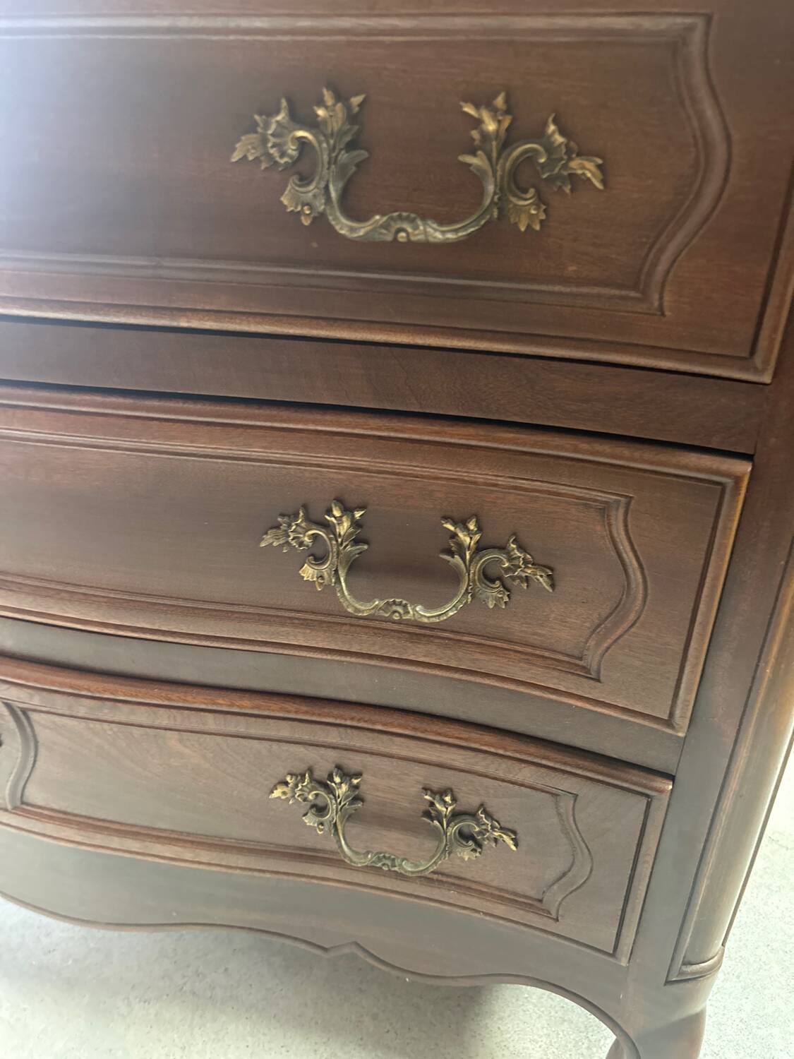 Curved chest of drawers