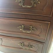 Commode galbée