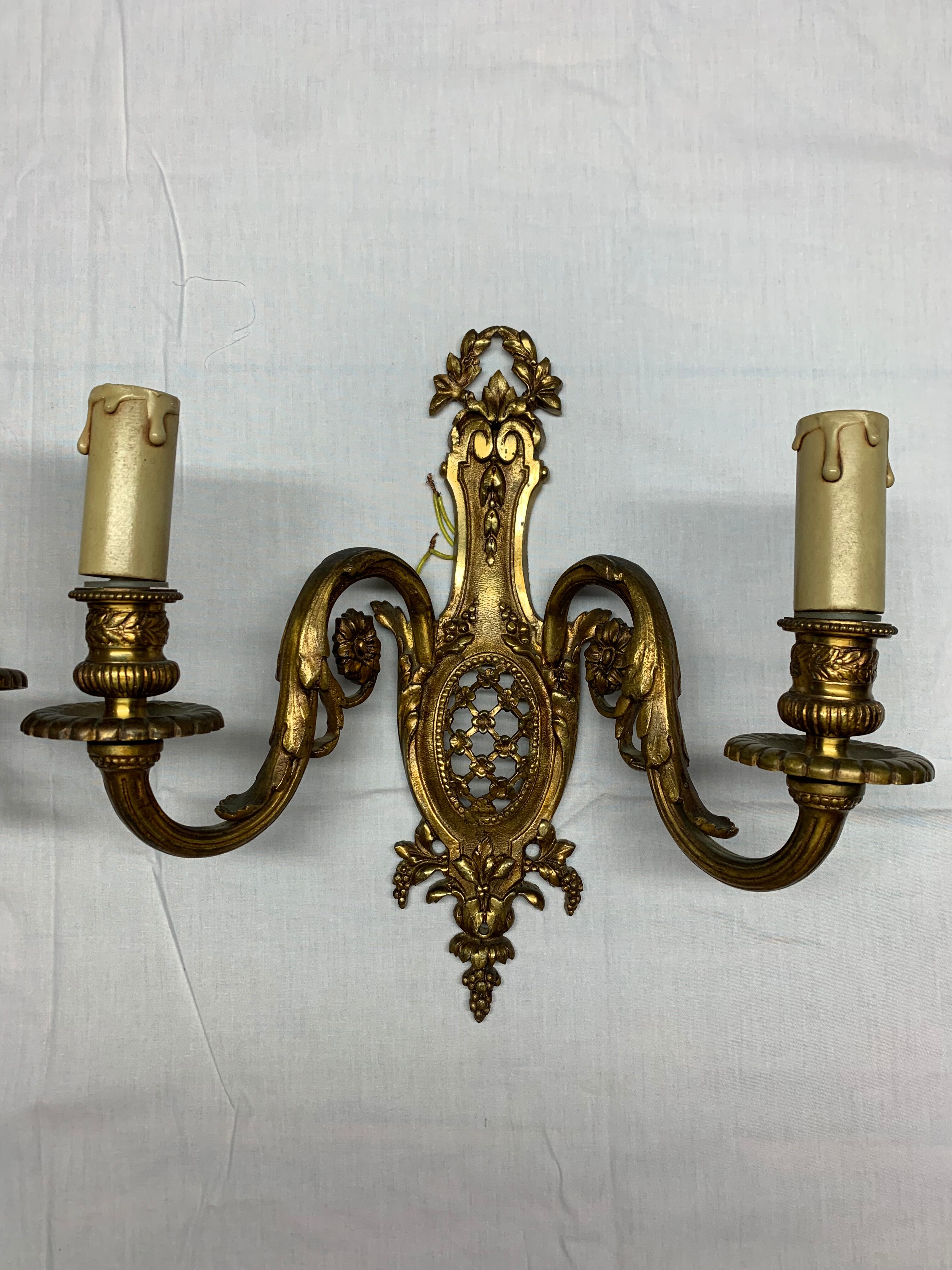 Pair of classic wall lamps in gilded bronze