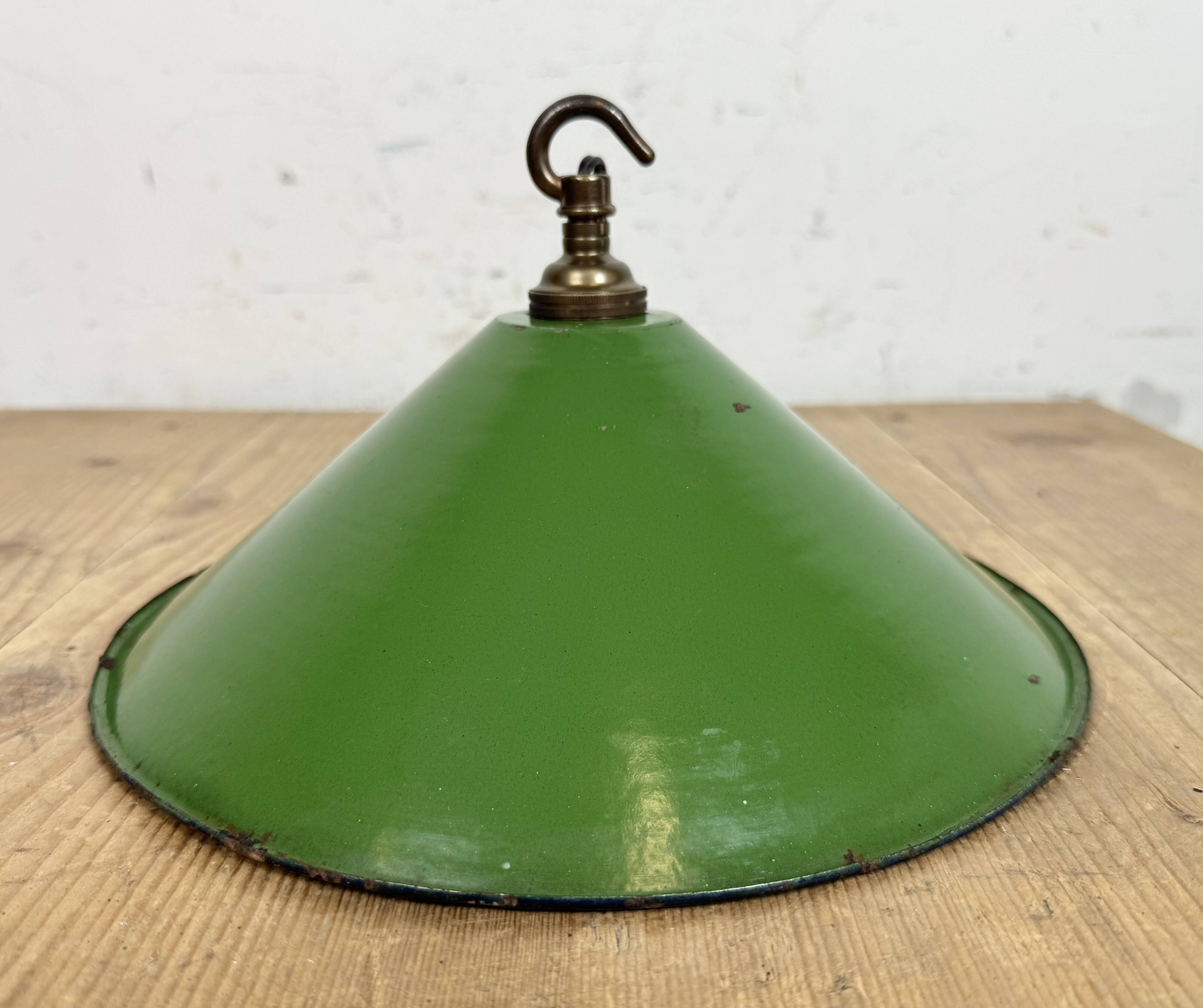 Suspension industrielle britannique en émail vert, années 1950