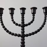 Candelabre en forme de bobine de style menorah habilement forgé.