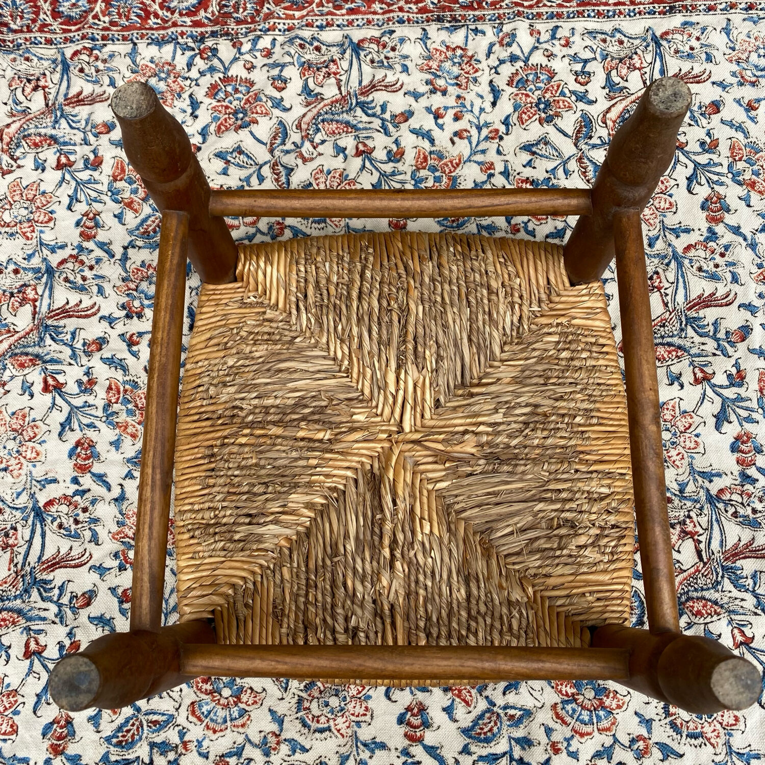 Low stool in wood and straw