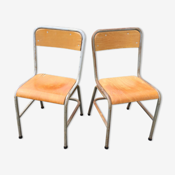Chaises vintage moderniste d’écolier à piétement métallique tubulaire.