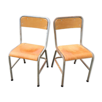 Chaises vintage moderniste d’écolier à piétement métallique tubulaire.