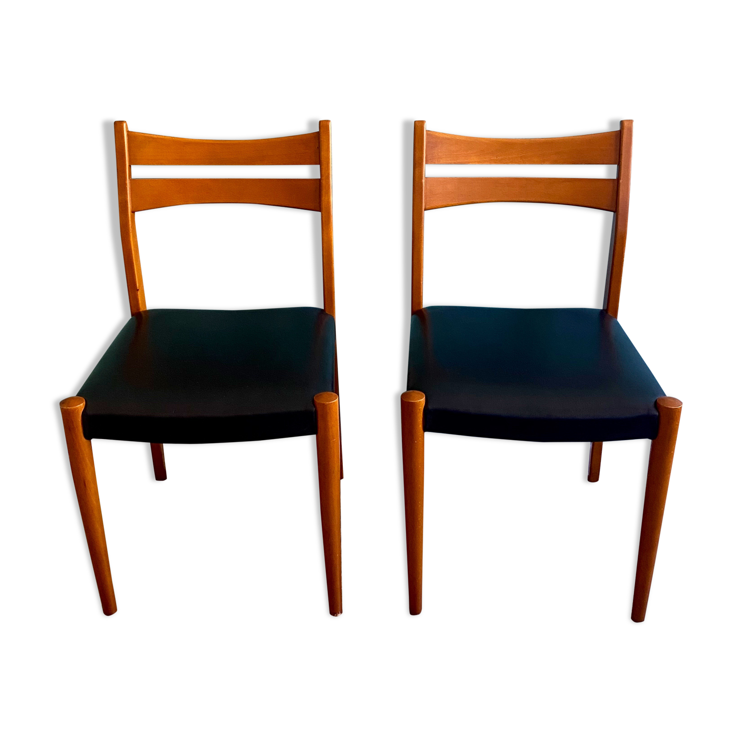 Paire de chaises en hêtre à garniture de skaï noir, vers 1950