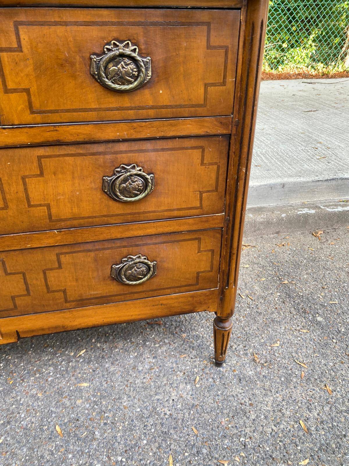 Commode Louis XVI en marqueterie et placage d'amarante/merisier 1950