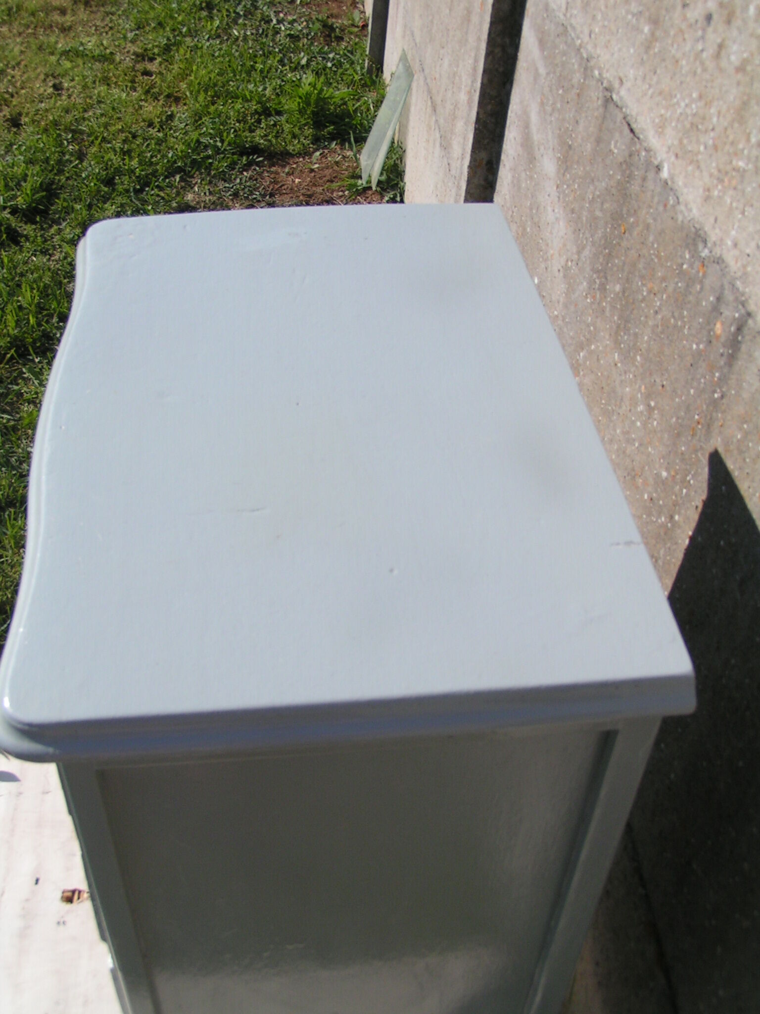 Chiffonnier gris 5 tiroirs en bois