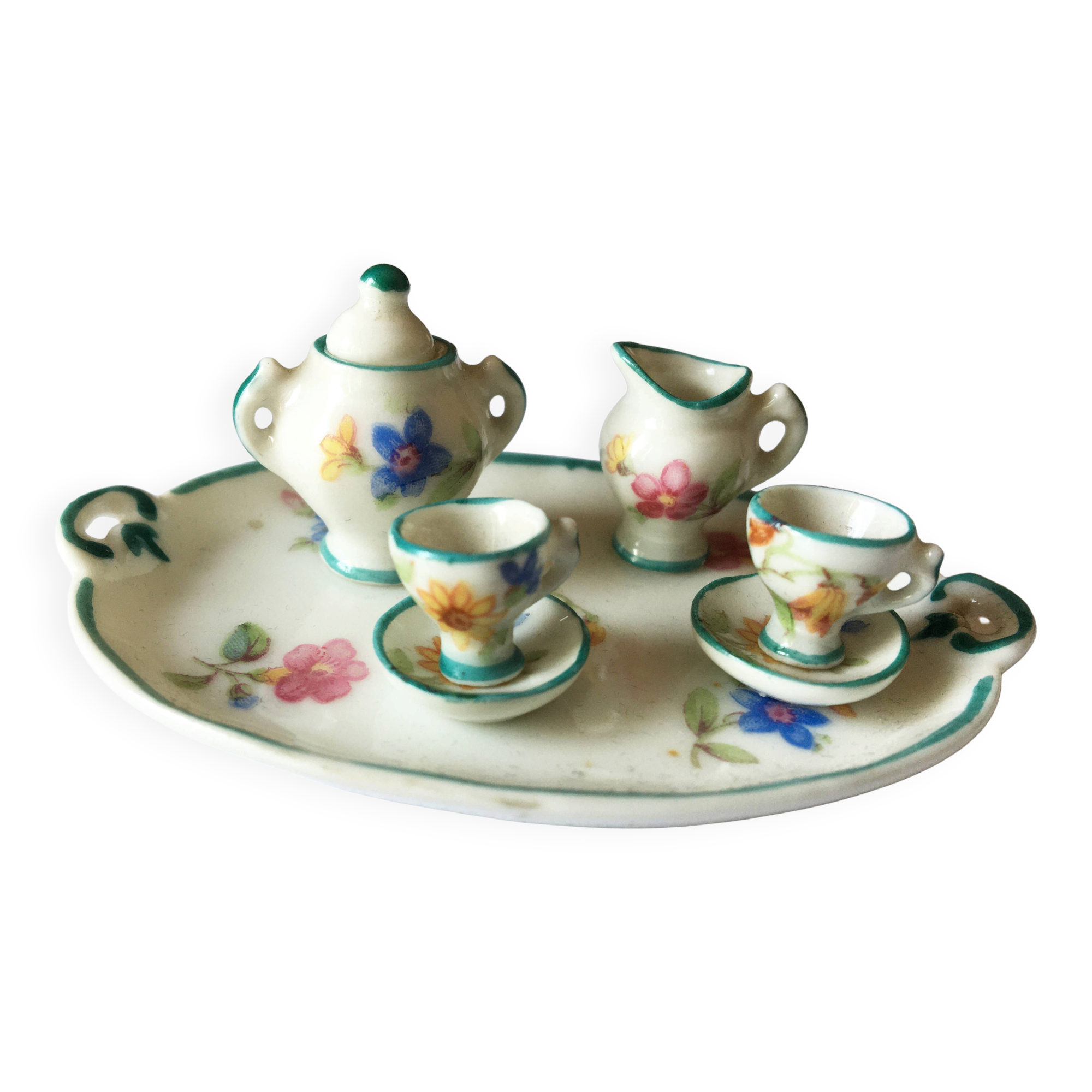 Small antique tea set in porcelain for children.