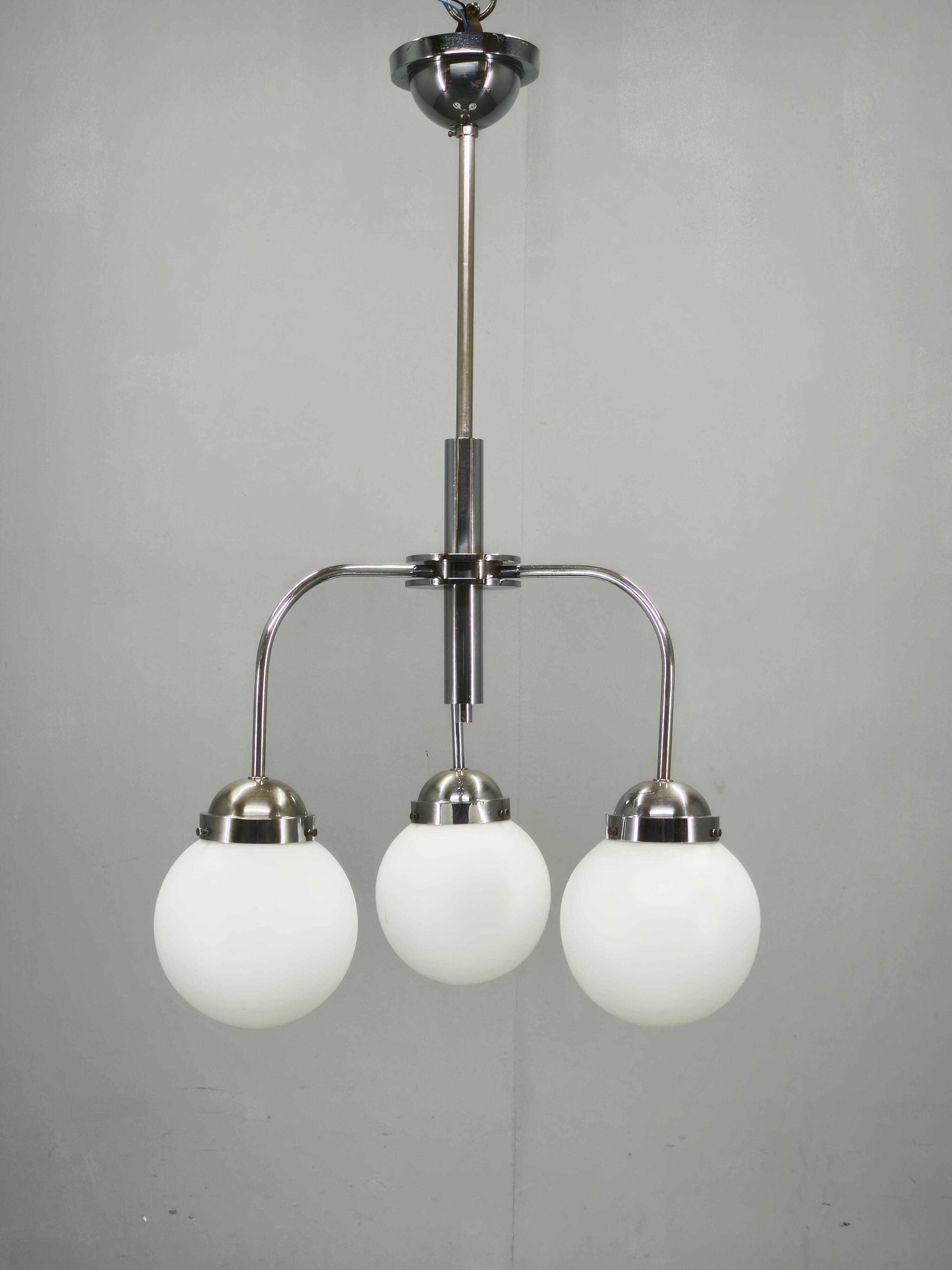 Lustre Bauhaus tchèque en verre opalin, années 1940