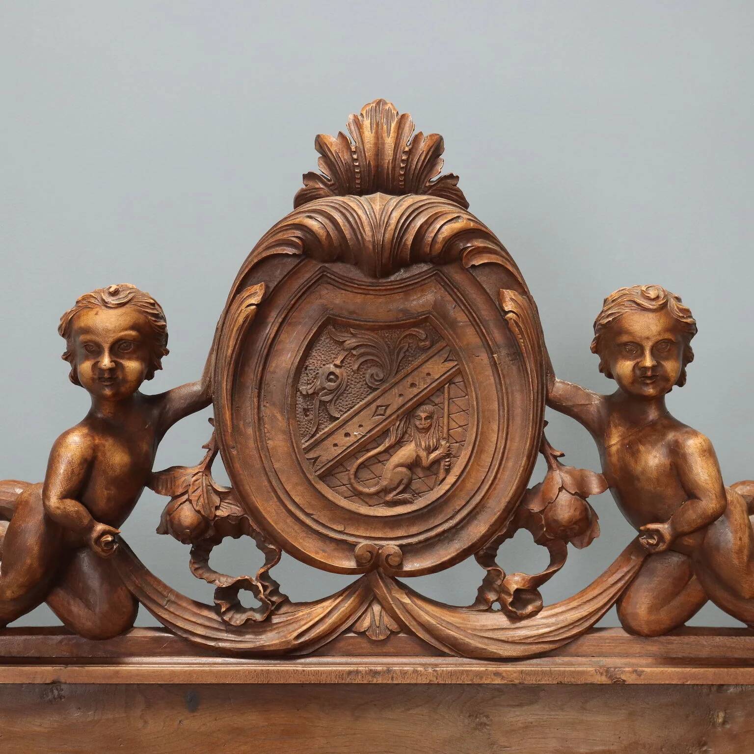 Lit ancien une place en noyer sculpté, Italie, XIXe siècle