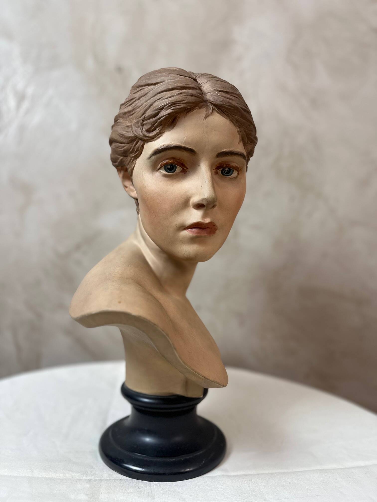 Buste de femme en platre
