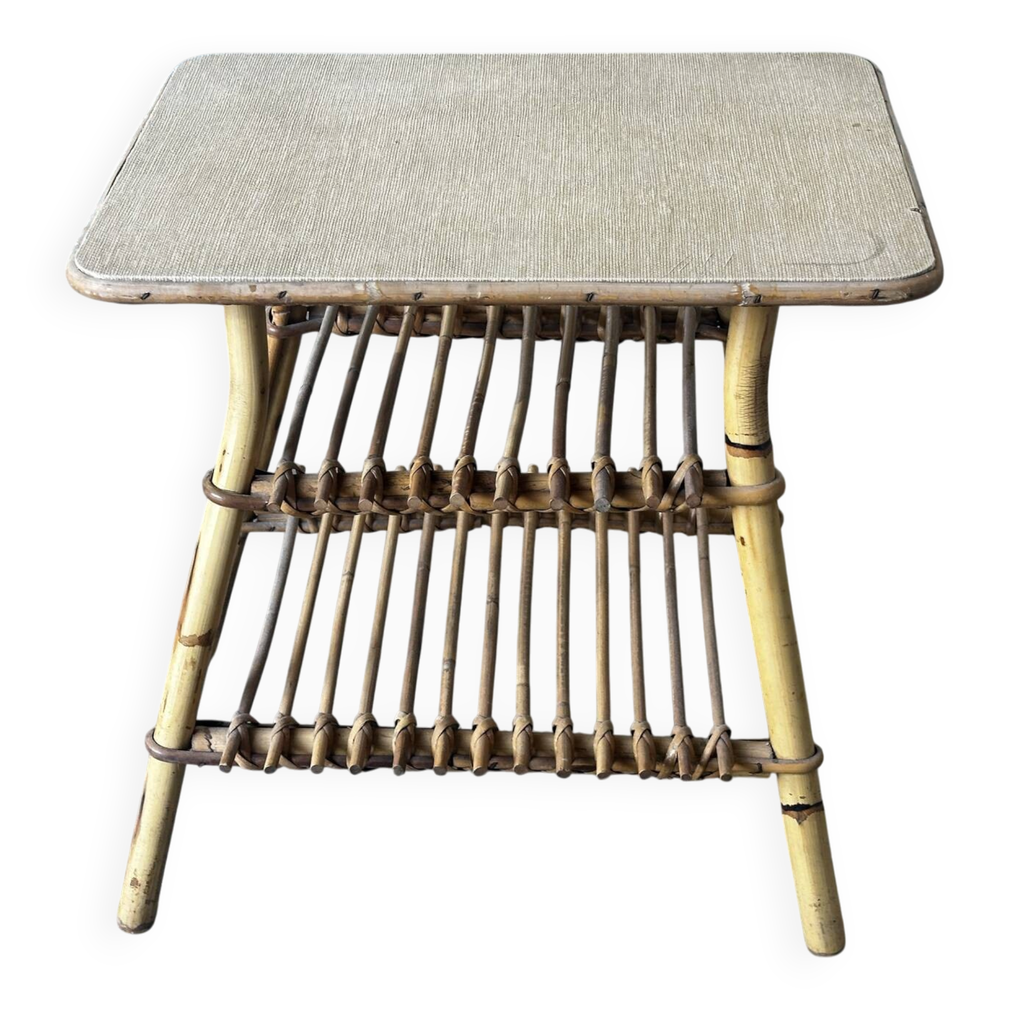 Table d’appoint  en bambou et rotin avec porte-revues – Années