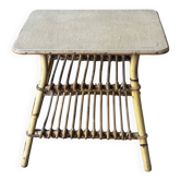 Table d’appoint  en bambou et rotin avec porte-revues – Années