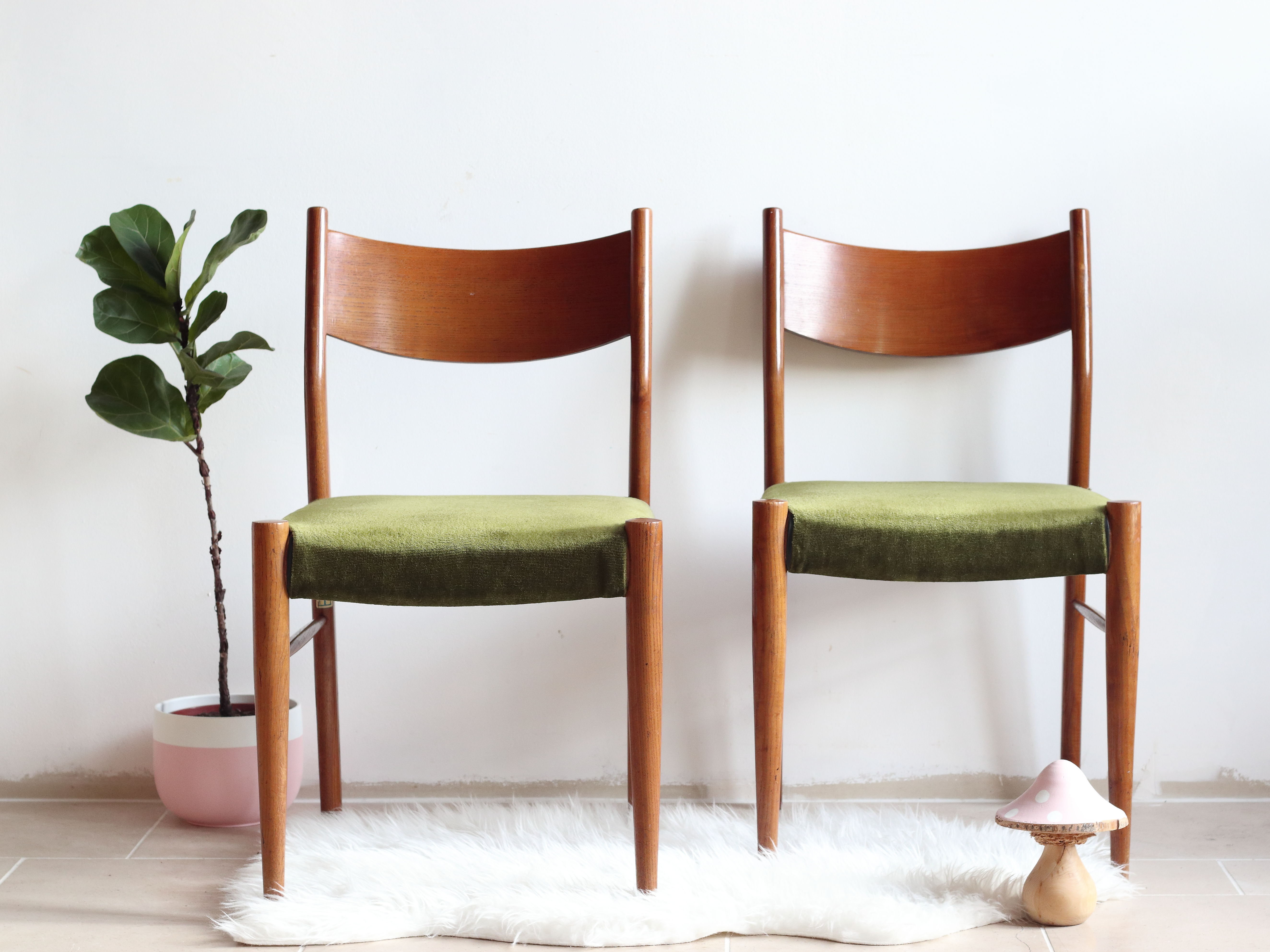 Paire de chaises de style scandinave Consorzio Sedie Friuli en chêne et velours