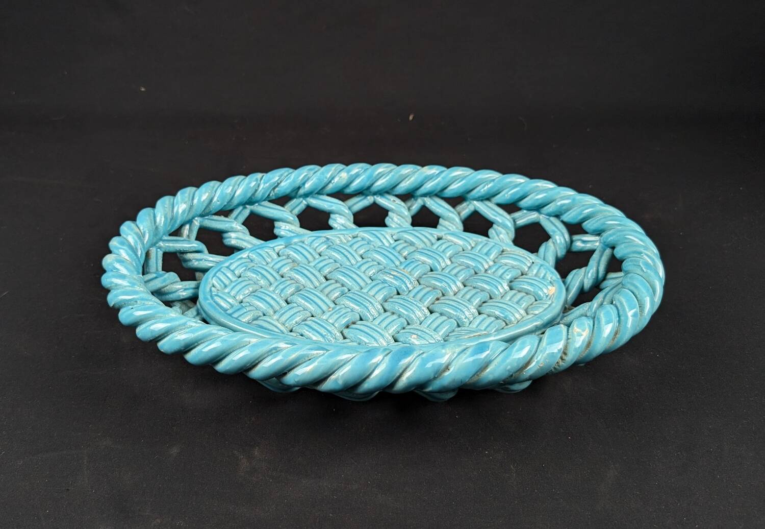 Vallauris flat basket in green woven ceramic