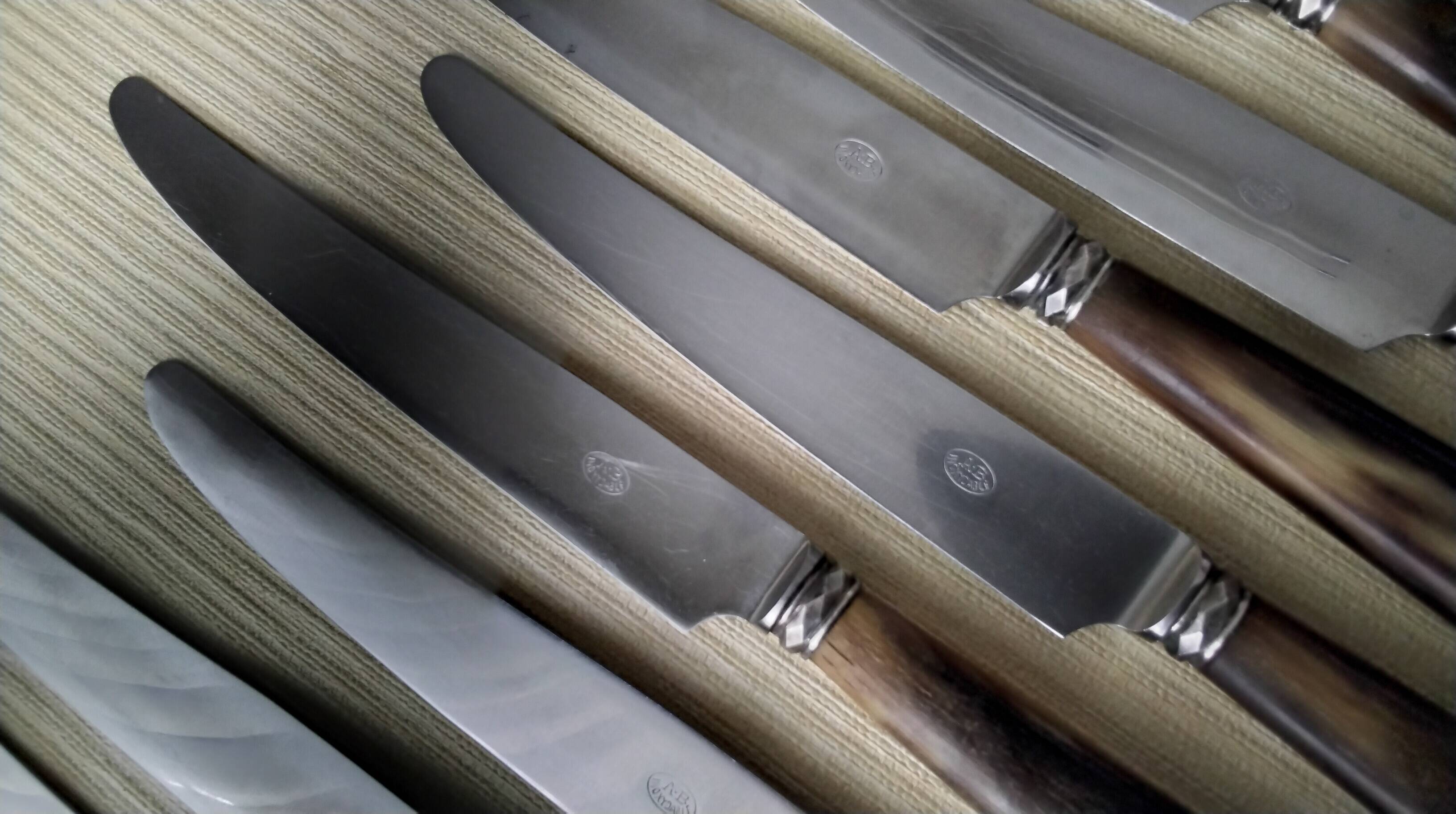 Set of 12 table knives with bovine horn, silver-plated metal and stainless steel.