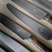 Box of 12 table knives with horn handles, silver-plated metal and stainless steel.