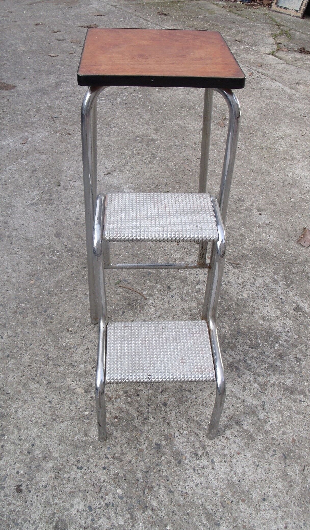 Market the 50-foot stepladder