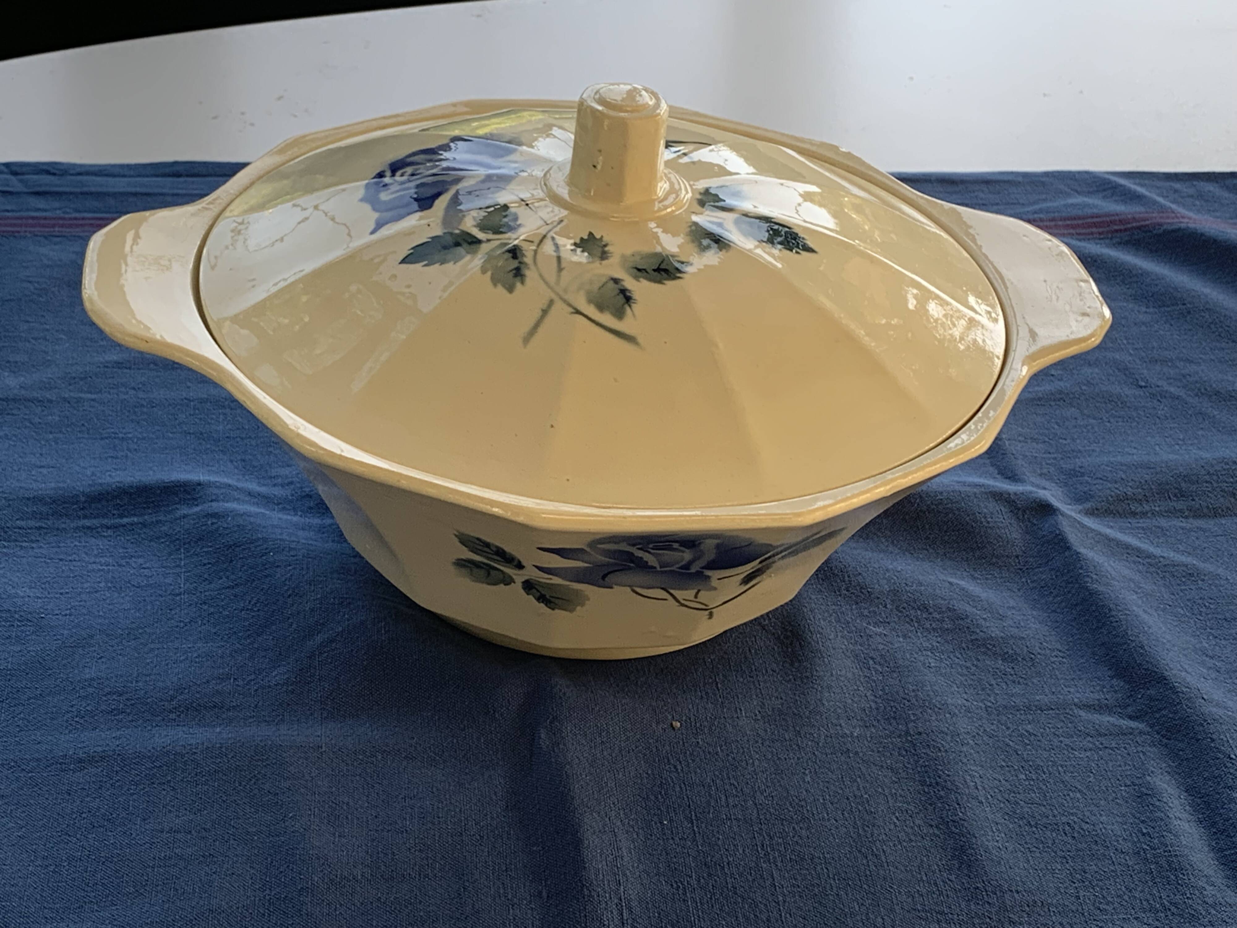 Digoin and Sarreguemines soup tureen, made in France, numbered, art deco