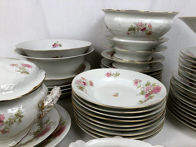 Limoges porcelain service decorated with flowers, mid XXth 57 pieces