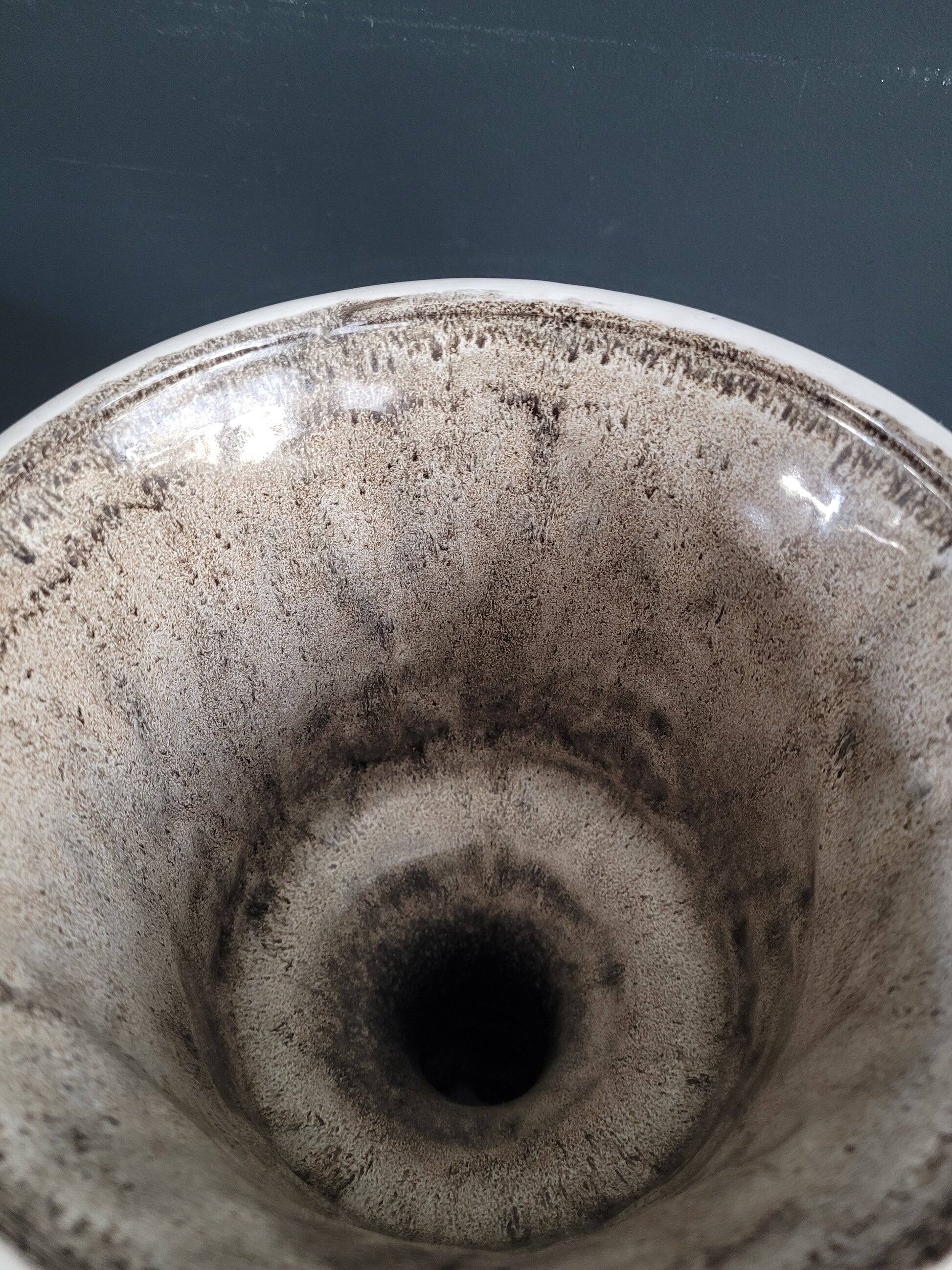 Plant pot on stand - ceramic plant holder