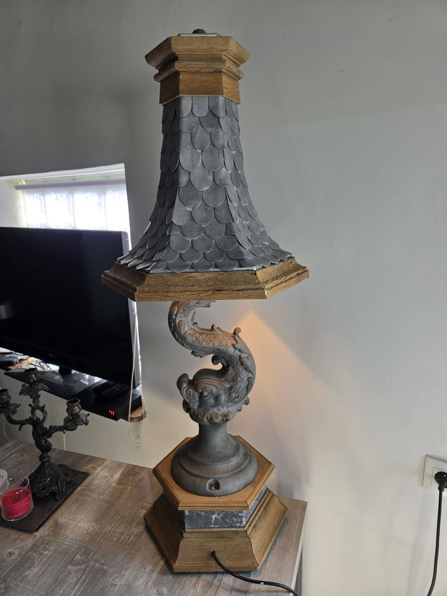 Monumental lamp with a dolphin in cast iron and lead scales - 110cm