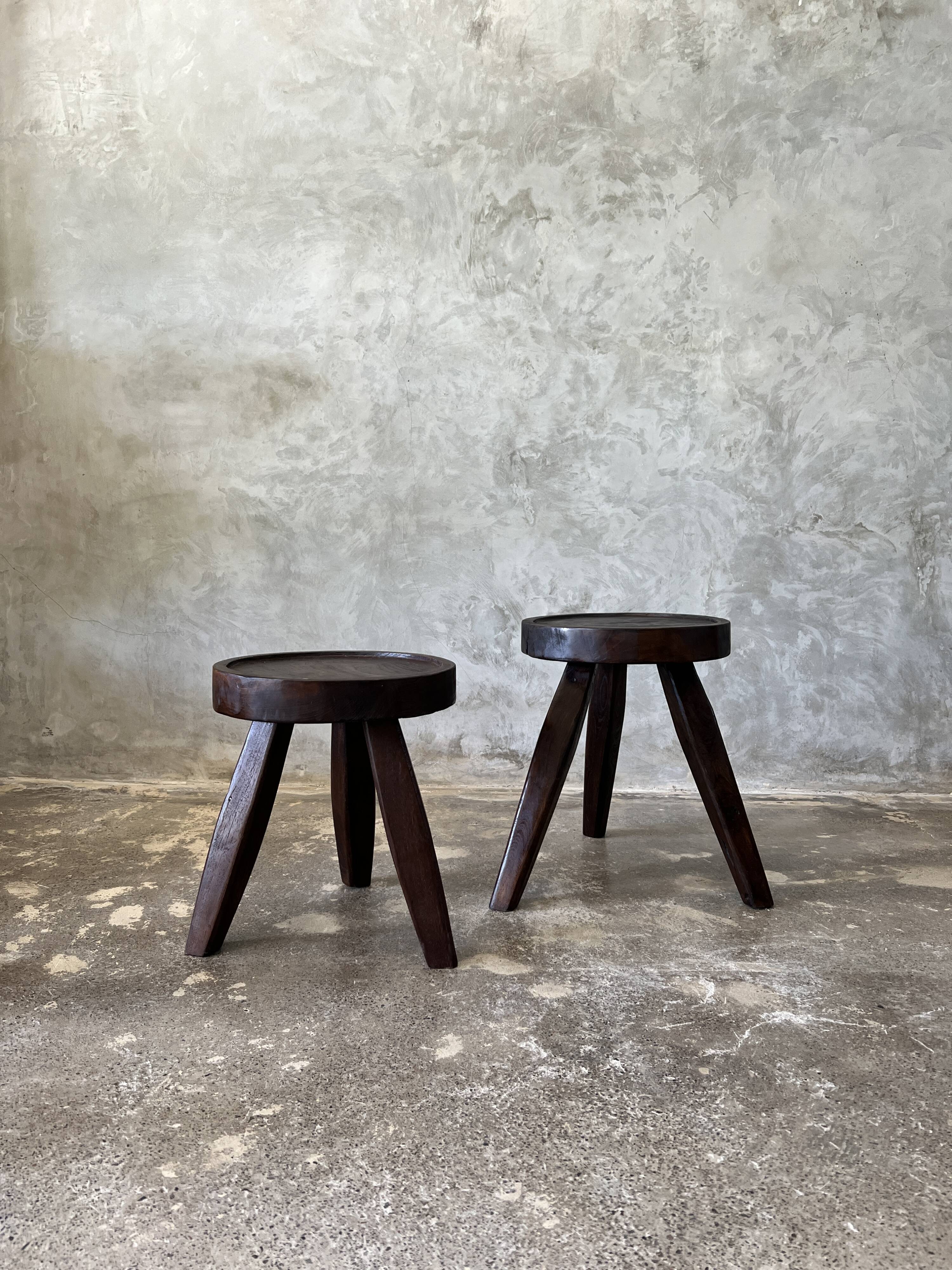 Low hollow upcycled teak tripod stool - Small brown solid wood stool circular seat cr