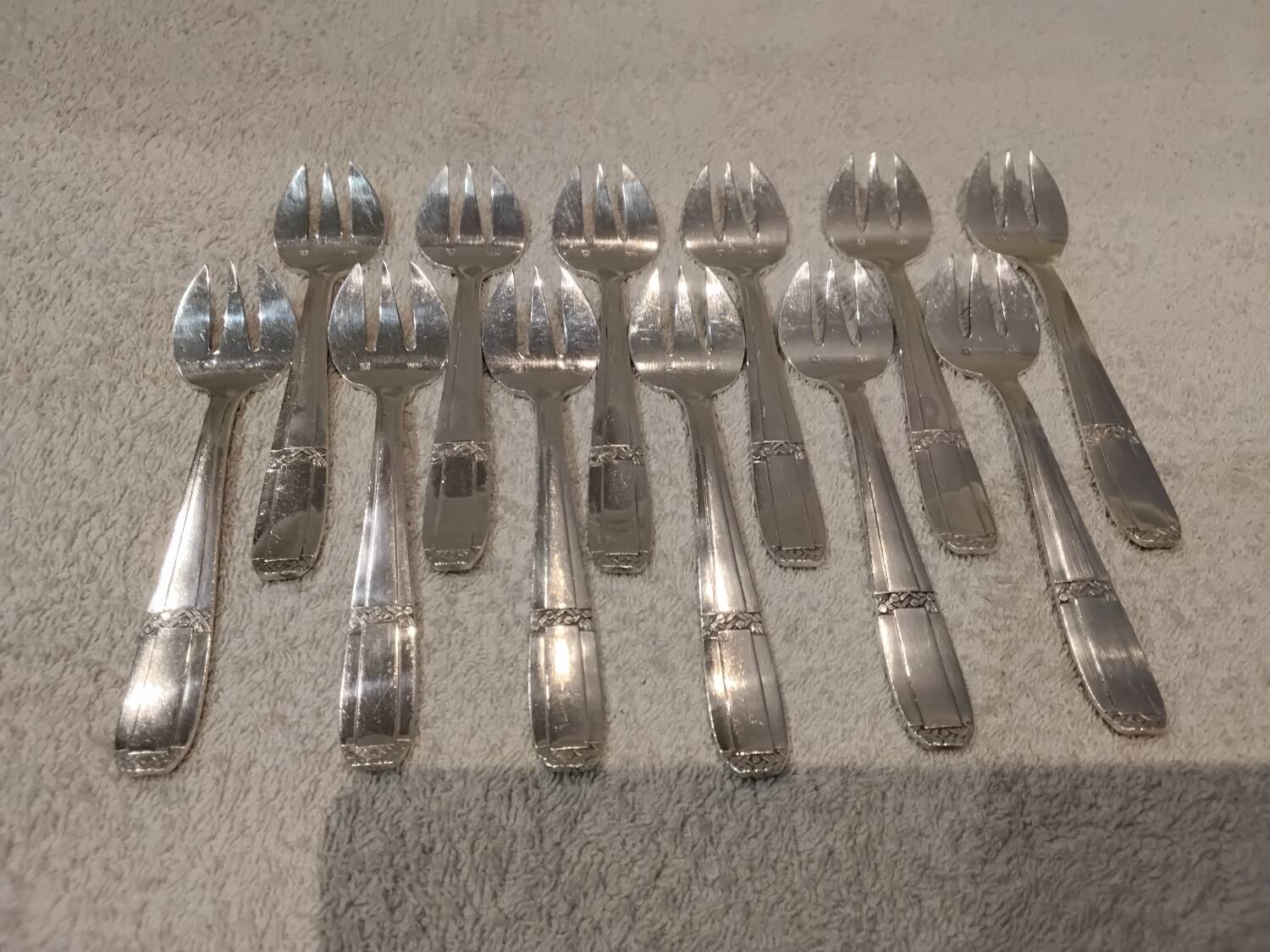12 silver-plated oyster forks by silversmith Argit, Art Deco floral design