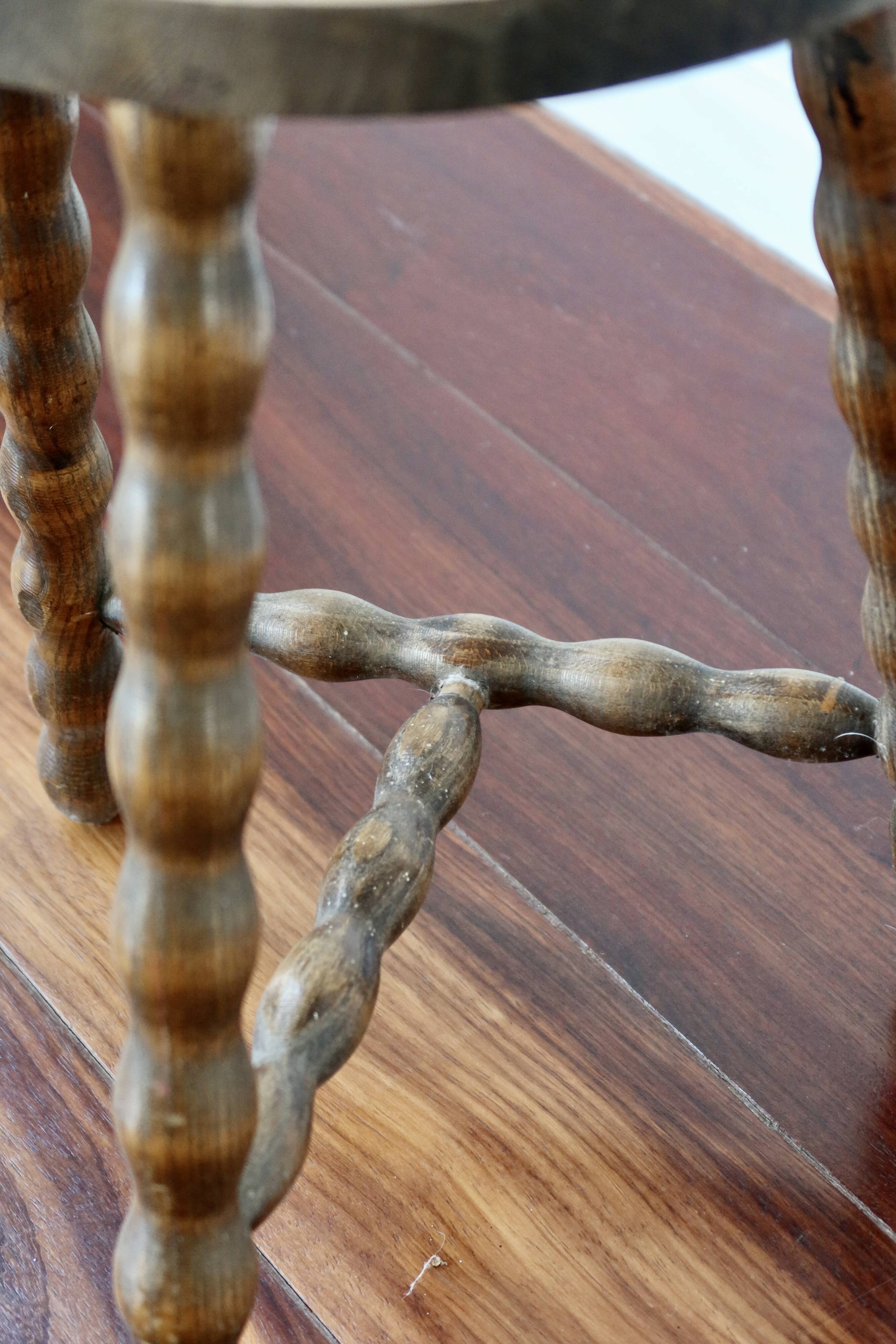 Tabouret ancien tripode en bois tourné