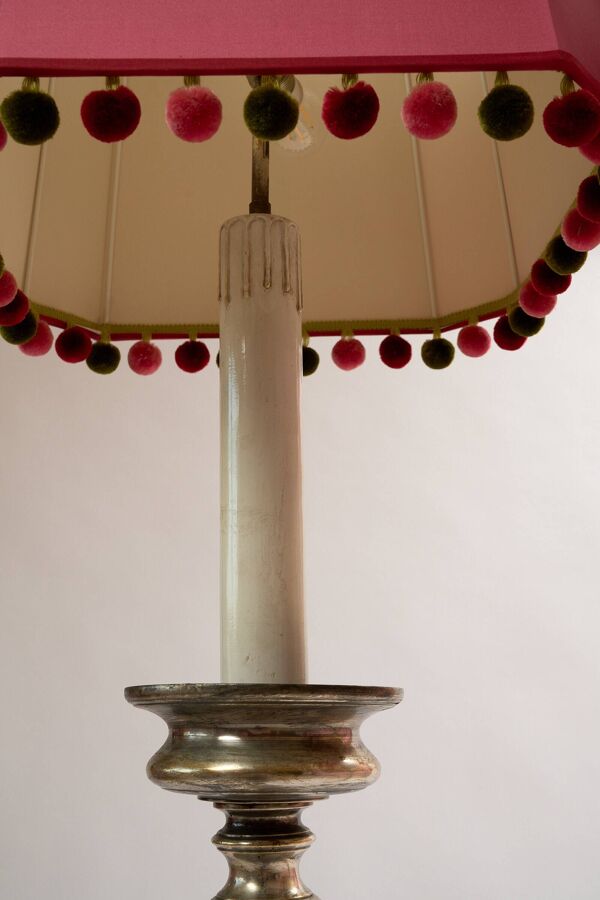 Paire de lampadaire en métal avec abat-jours de couleur rose