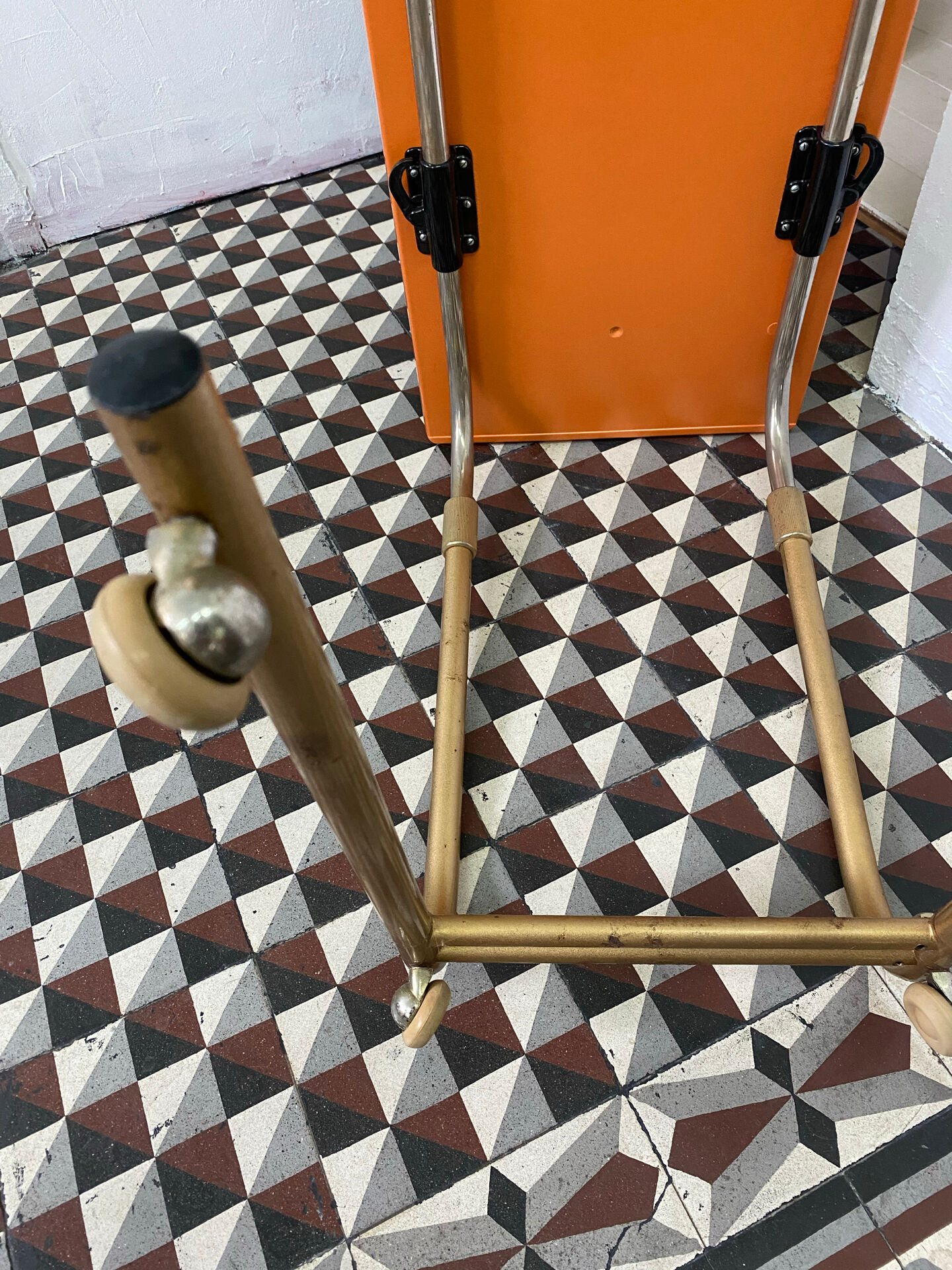Table d’appoint vintage Werzalit – années 60/70 – plateau orange