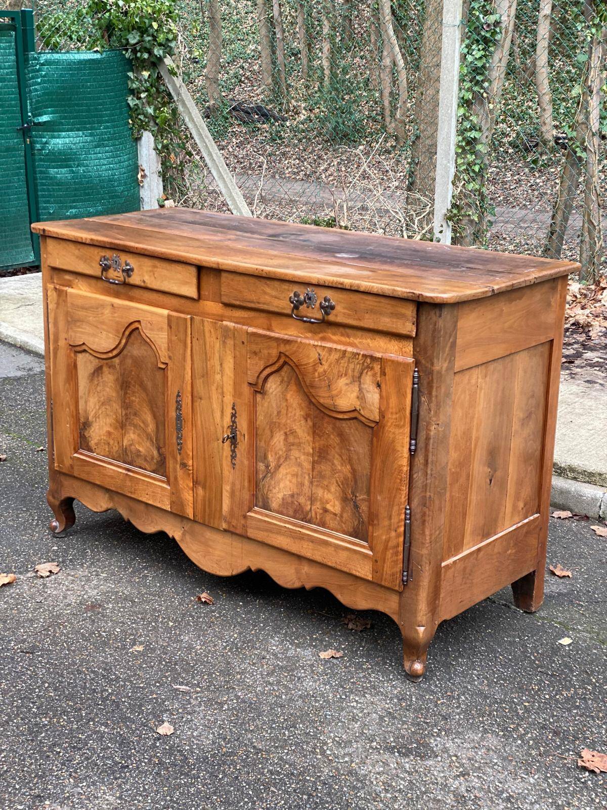 Louis XV buffet in solid wood, 18th century, 153cm.