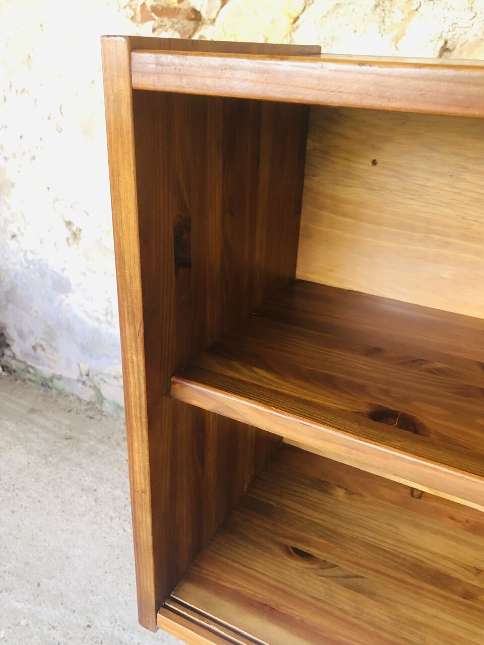 Étagère murale vintage avec portes coulissantes en plexiglass