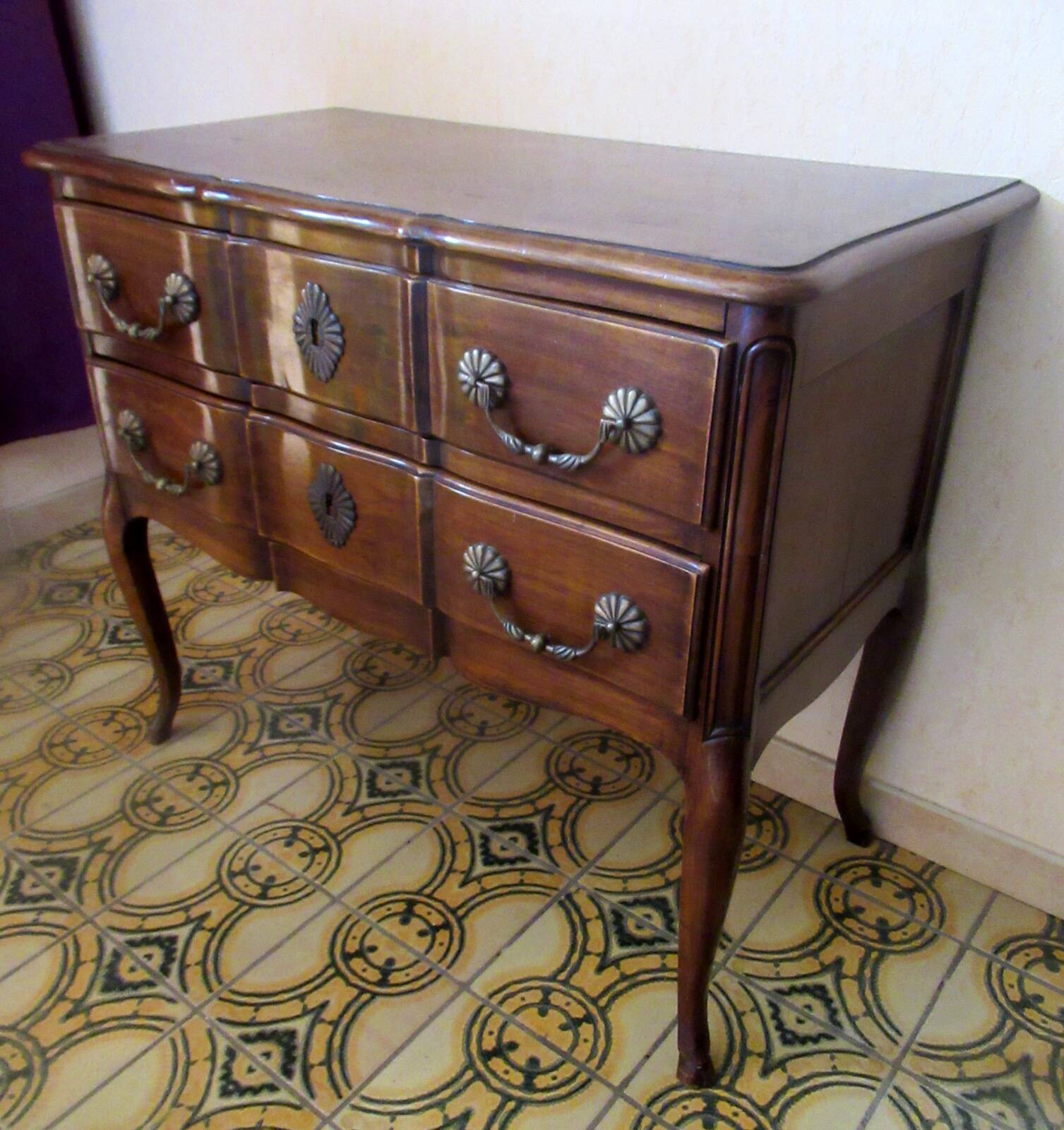 Small "crossbow" chest of drawers, Louis XV style, in walnut