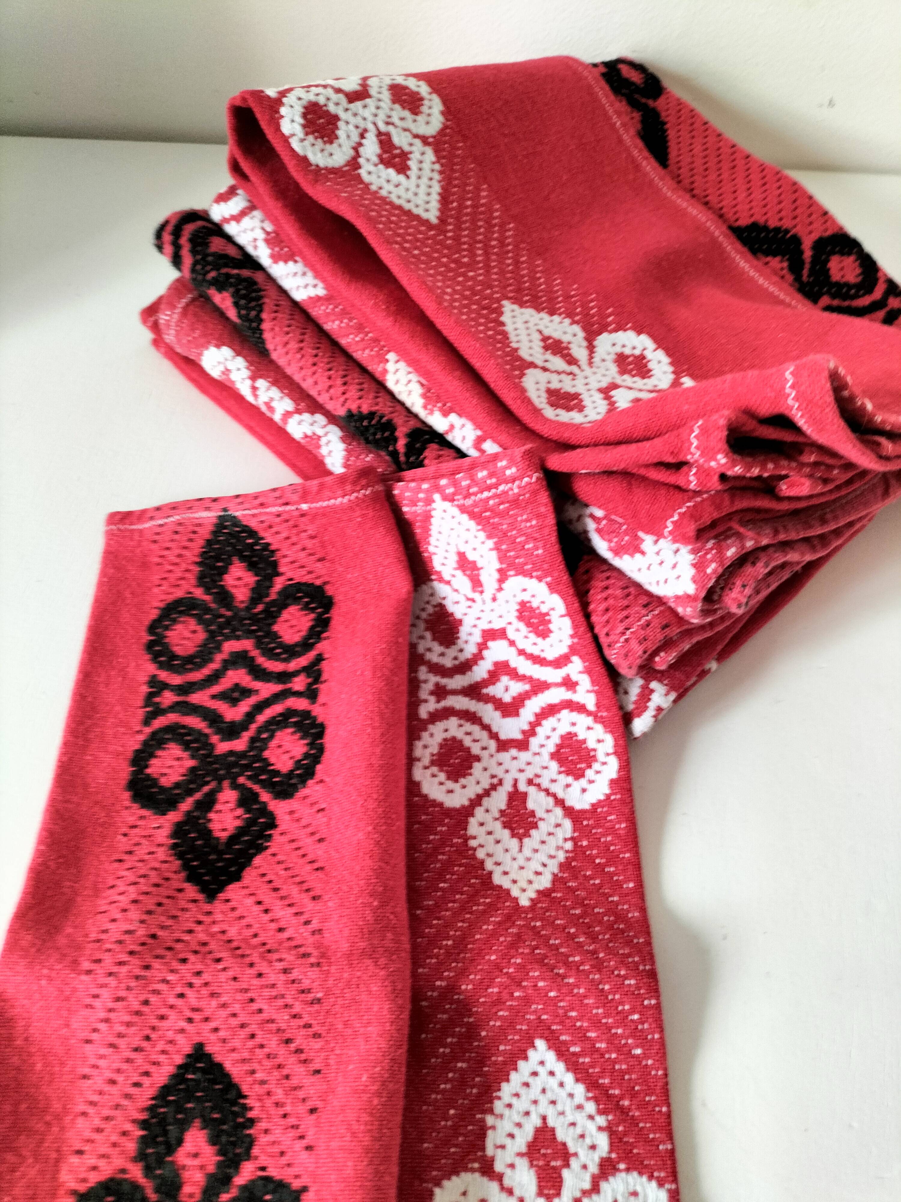 Vintage graphic red tablecloth and 8 matching napkins.