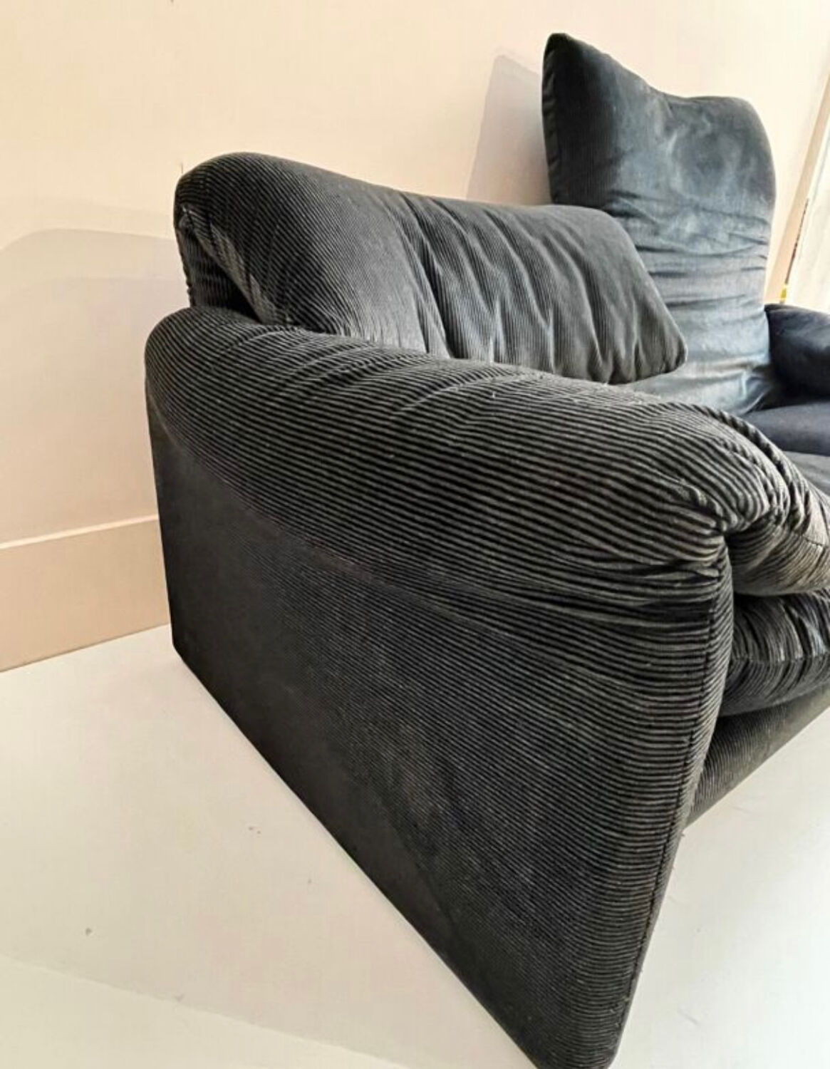 Maralunga sofa by  Vico Magistretti, Cassina