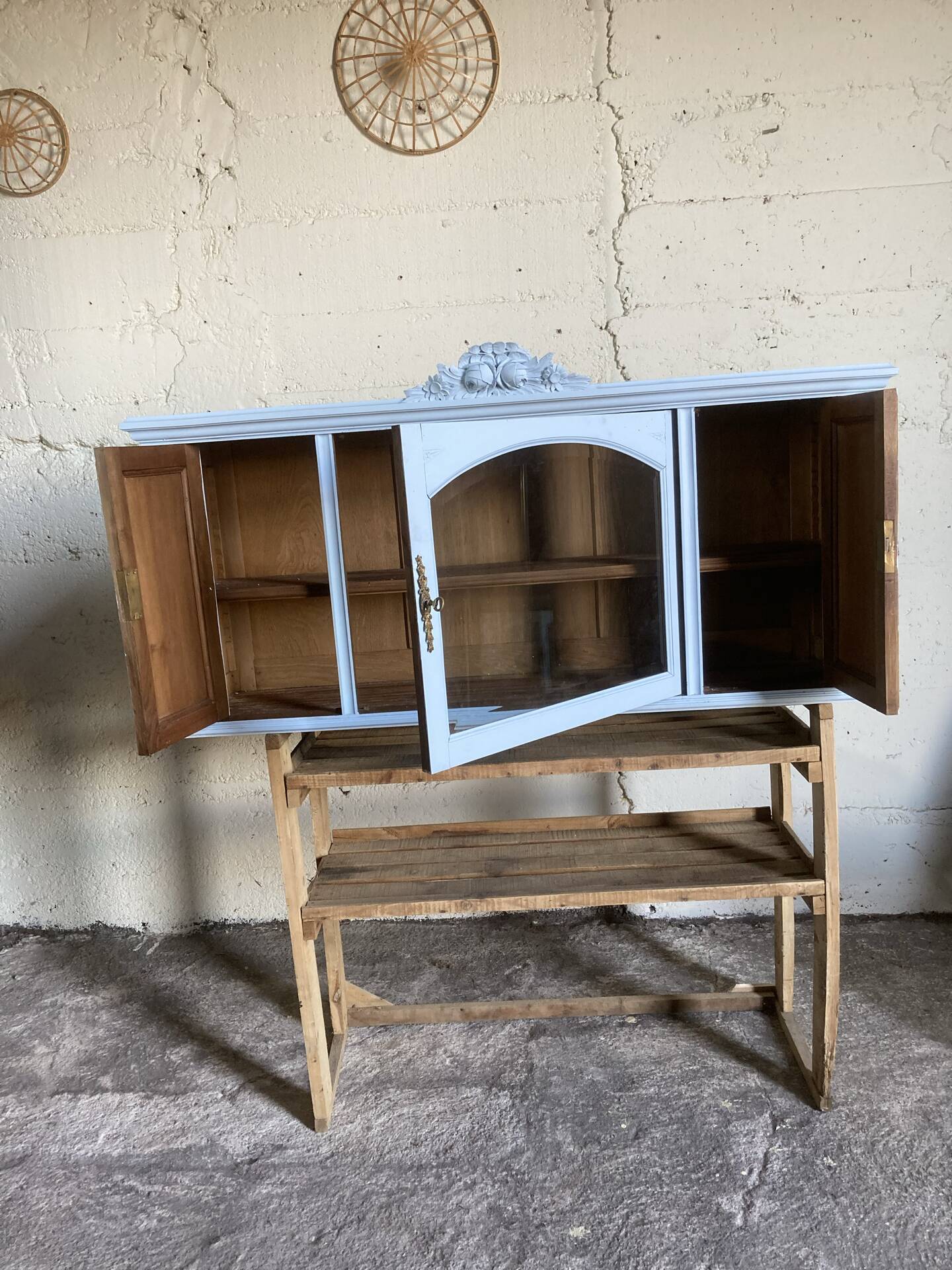 Hanging cupboard from the 1930s-1940s
