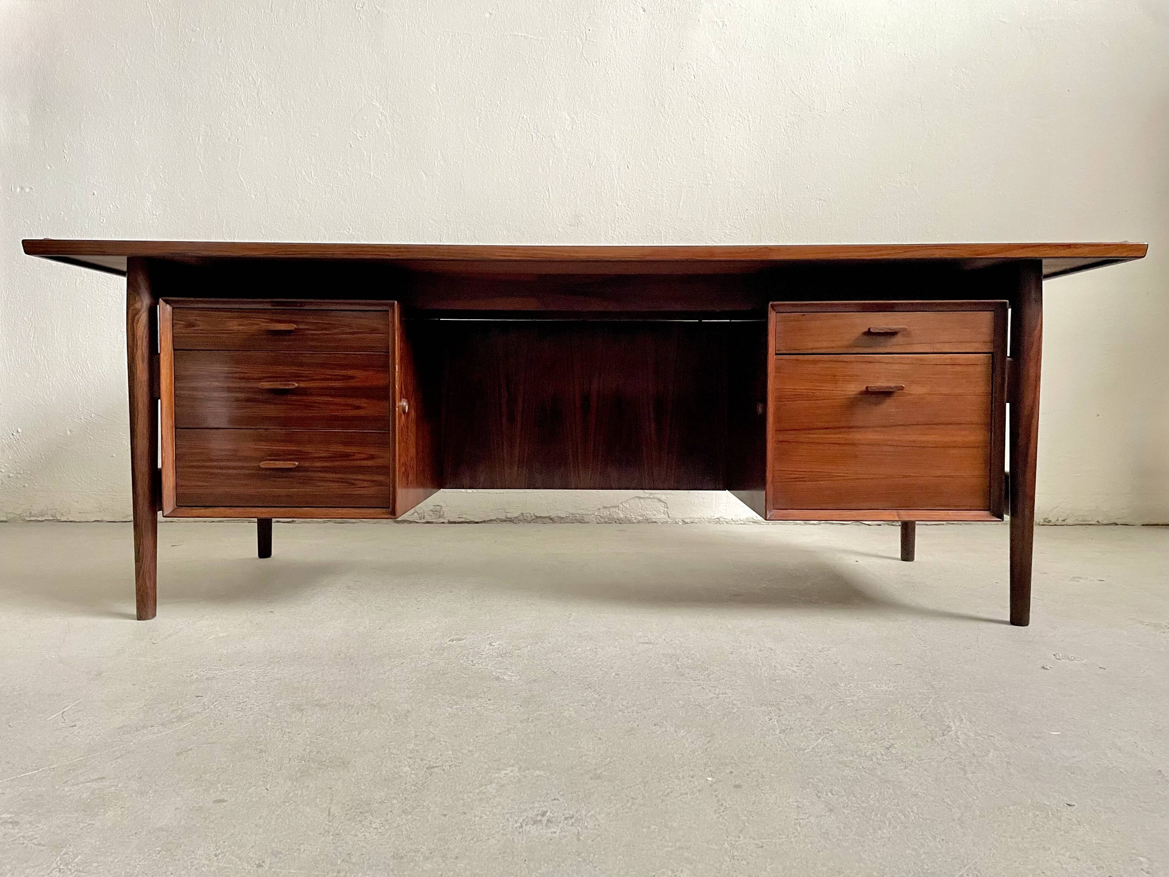 Rosewood Executive Desk by Arne Vodder, Model 207 – Scandinavian Modern Ico