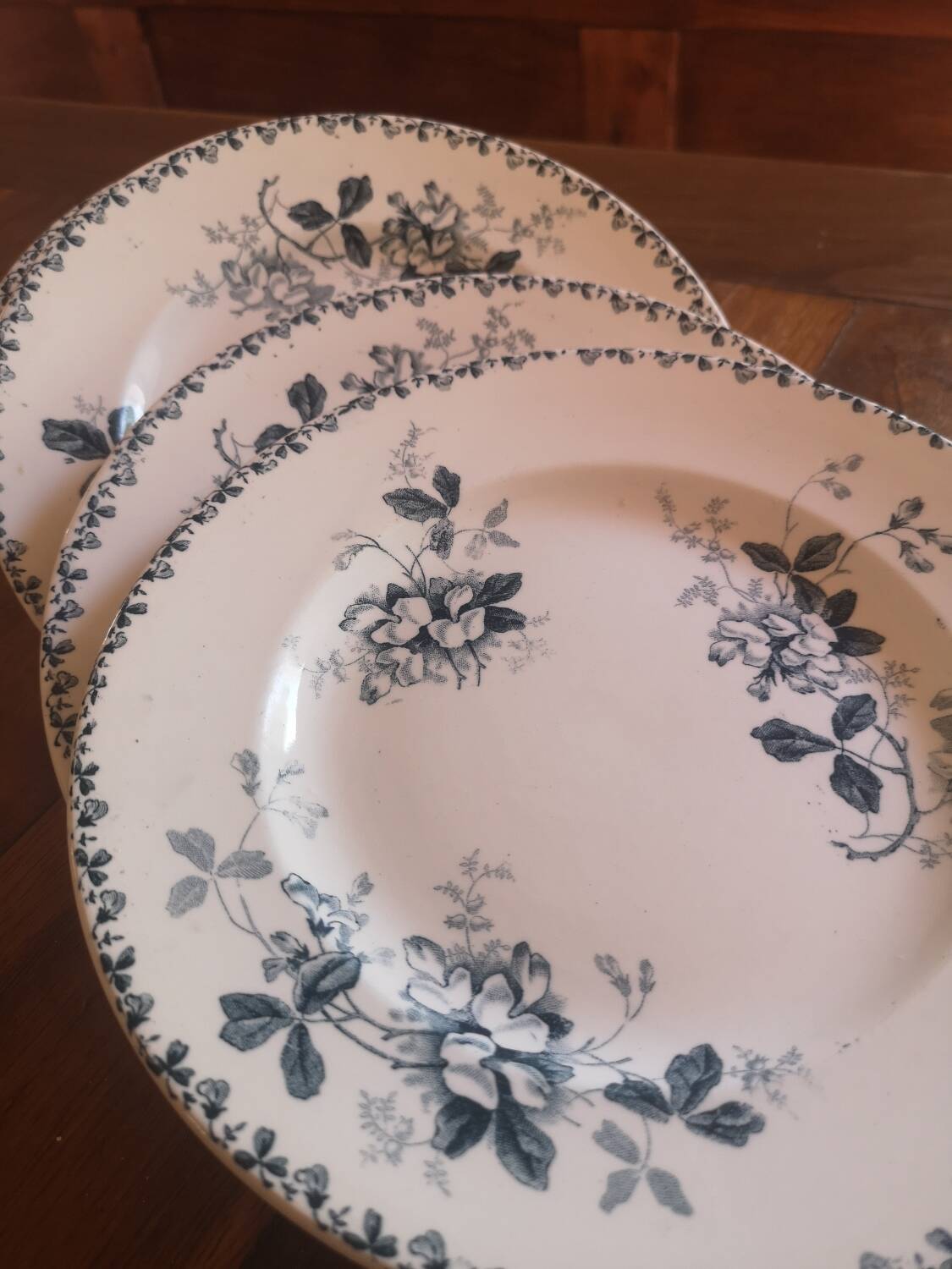 Lot de 7 assiettes plates.