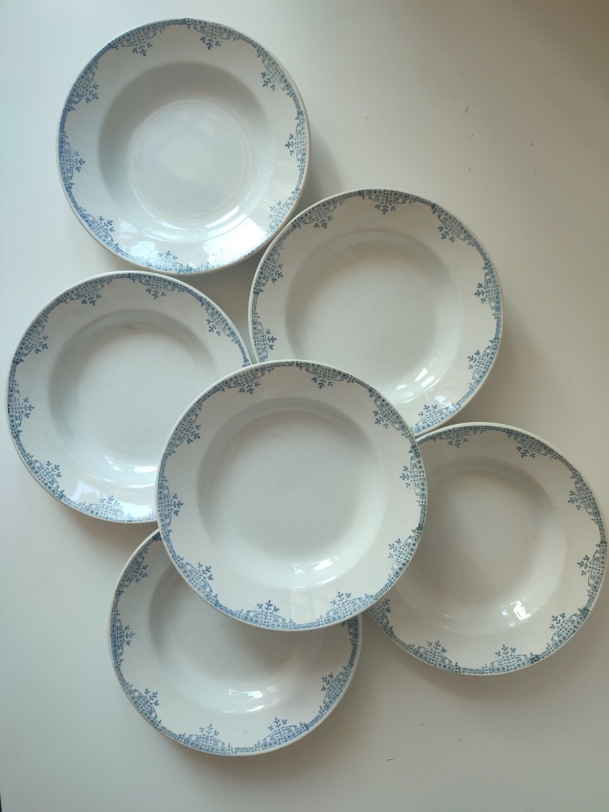 Hollow plates Earth of iron porcelain of Gien